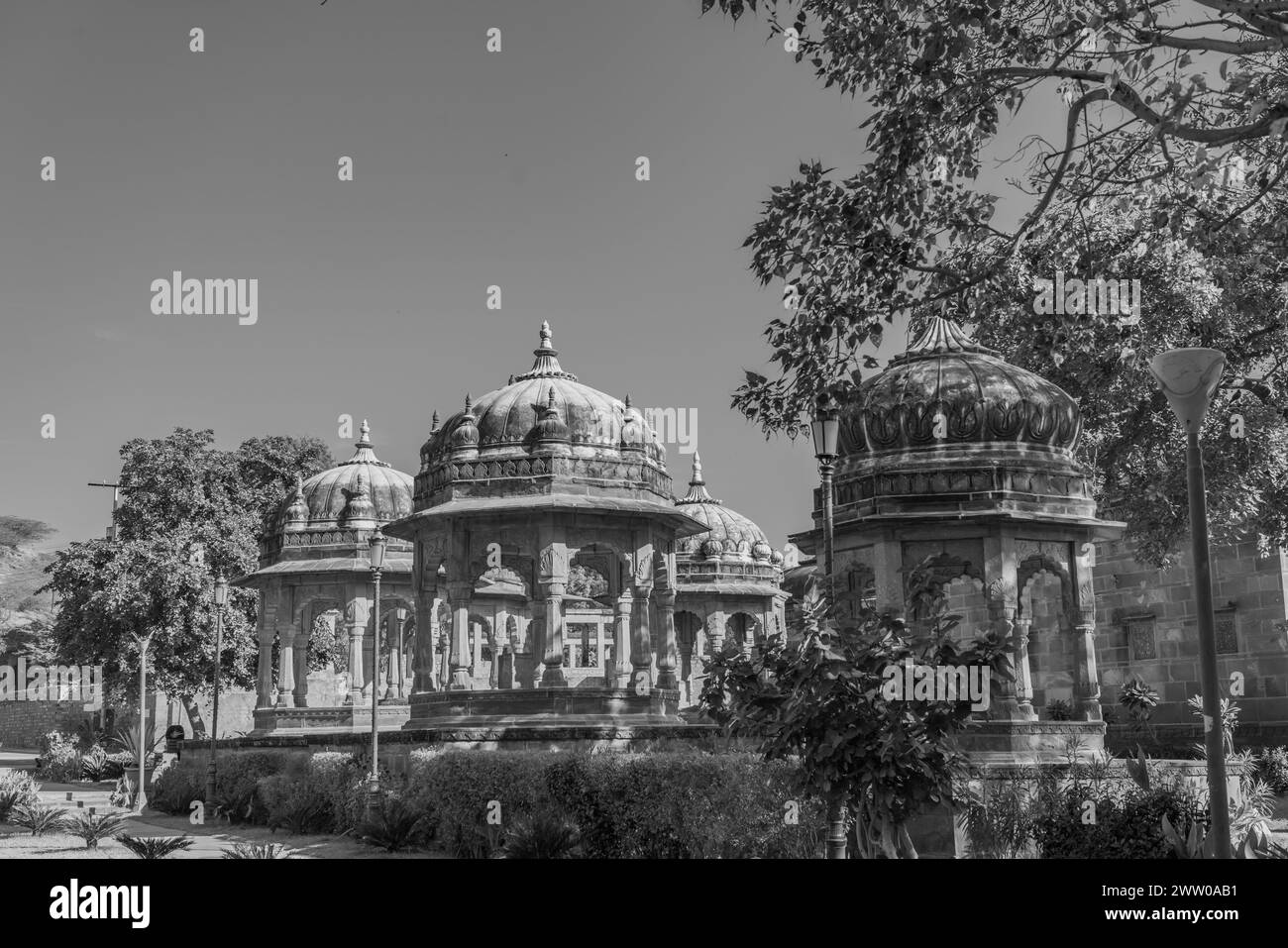 Tempel des Mandore Garden. Mandore Garden in Jodhpur, Rajasthan, Schwarzweißbild Stockfoto