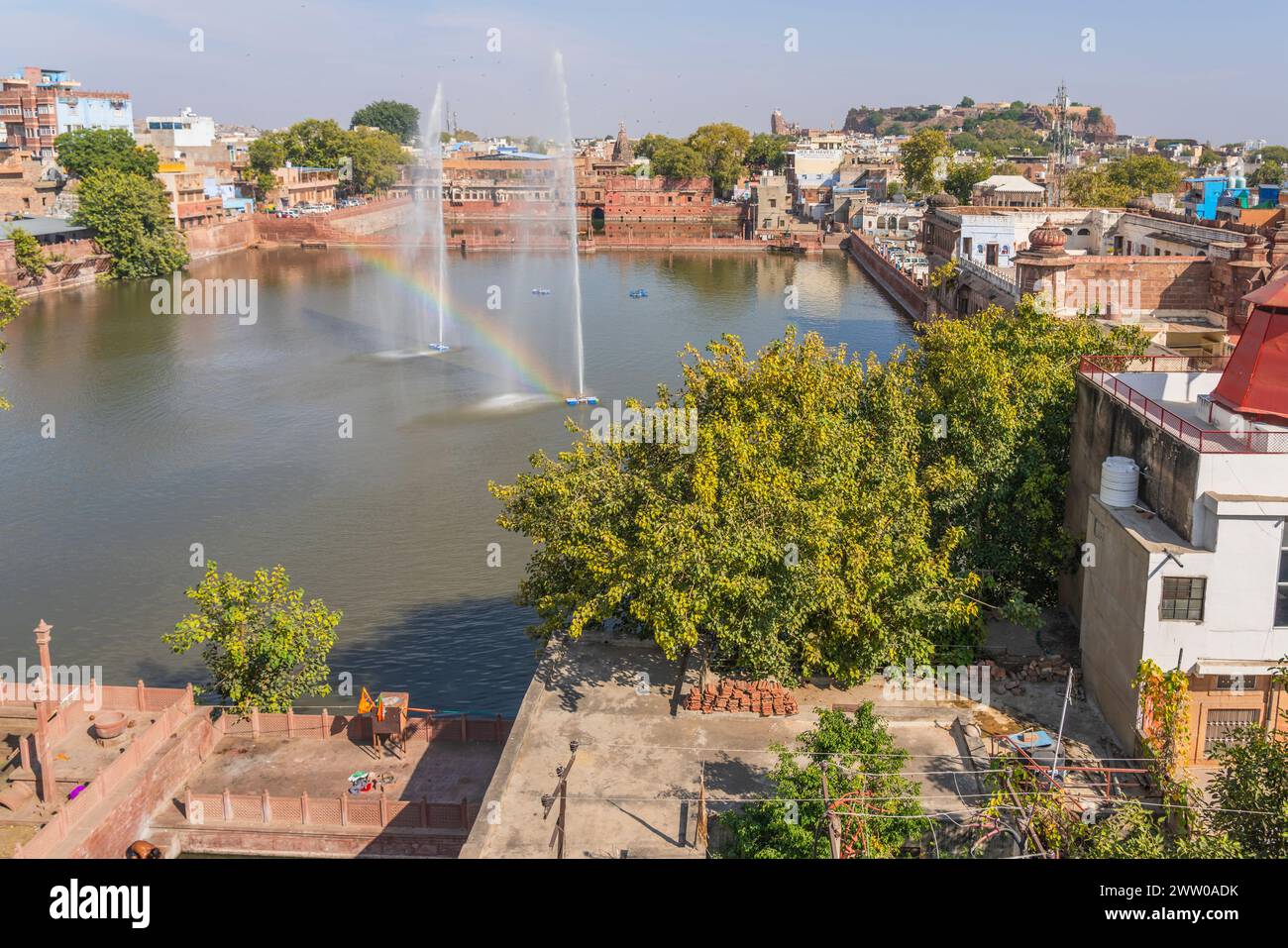 Blick auf den Gulab Sagar See mit dem Brunnen in Jodhpur, Rajasthan, Indien Stockfoto