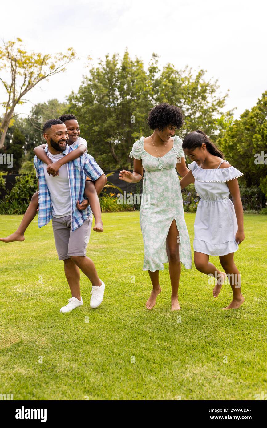 Die afroamerikanische Familie genießt einen verspielten Moment im Freien Stockfoto