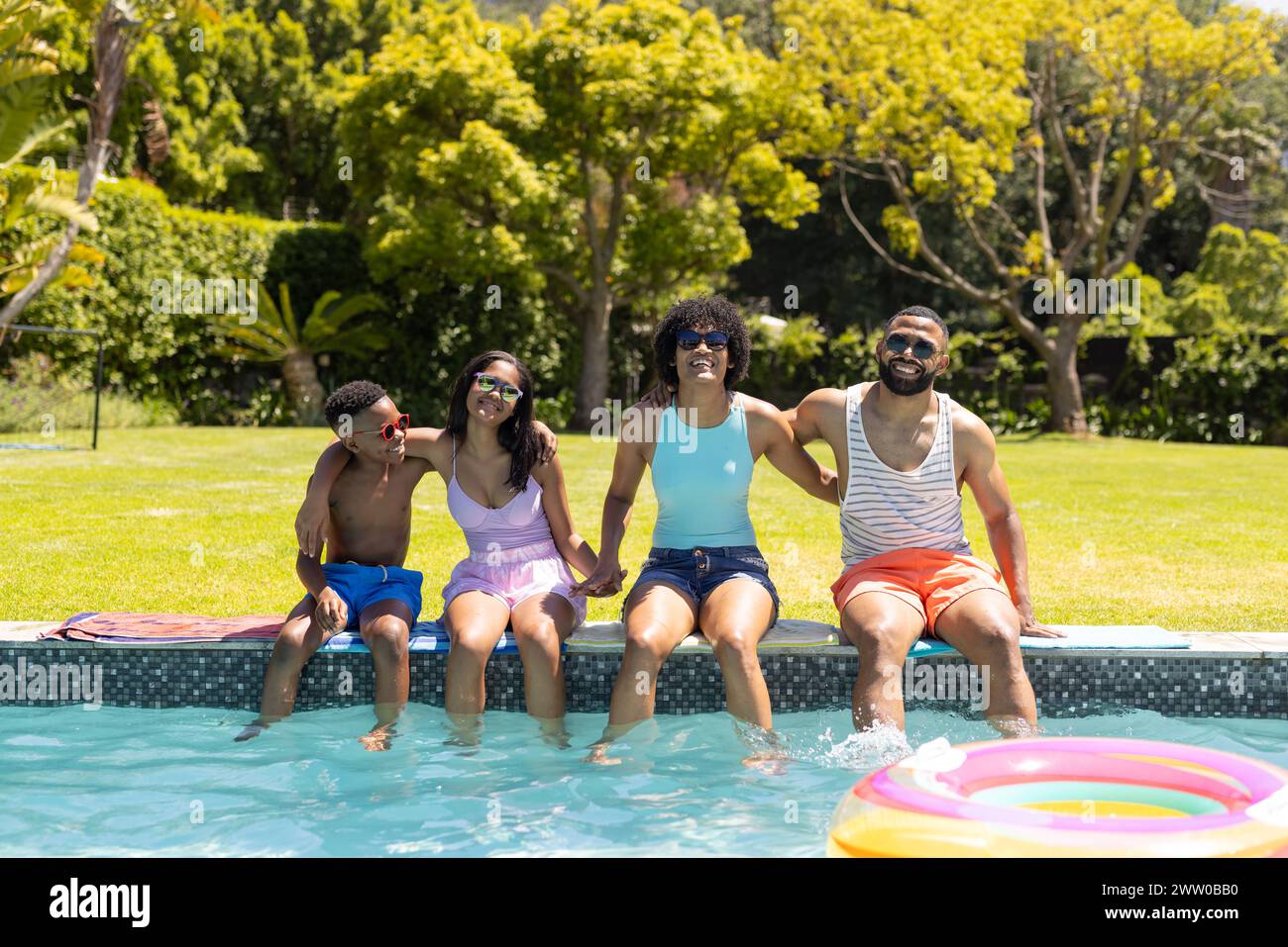 Eine afroamerikanische Familie genießt einen sonnigen Tag am Pool Stockfoto