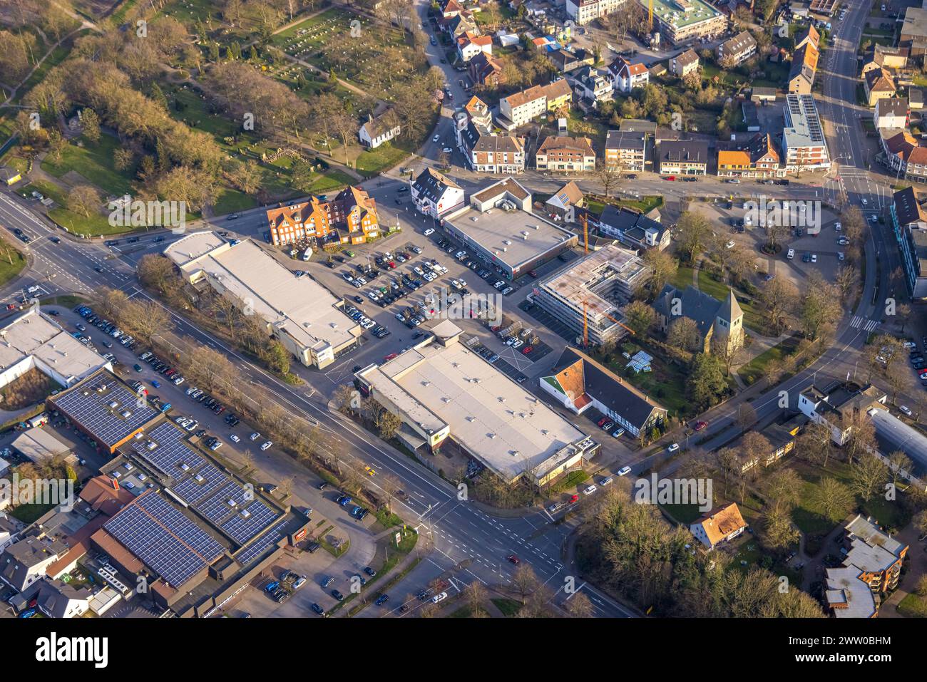 Luftbild, Supermarkt Edeka, DM Markt und Supermarkt Aldi an der Dortmunder Straße mit Parkplatz, Baustelle mit Neubau neben der evang. St.-Victor-Kirche, Stadtbezirk Herringen, Hamm, Ruhrgebiet, Nordrhein-Westfalen, Deutschland ACHTUNGxMINDESTHONORARx60xEURO *** Luftsicht, Supermarkt Edeka, DM Markt und Supermarkt Aldi an der Dortmunder Straße mit Parkplatz, Baustelle mit Neubau neben der evang St. Victor Kirche, Stadtteil Herringen, Hamm, Ruhrgebiet, Nordrhein-Westfalen, Deutschland ATTENTIONxMINDESTHONORARx60xEURO Stockfoto