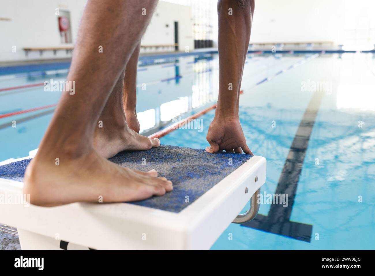 Ein junger afroamerikanischer Sportlerschwimmer ist bereit, in ein Schwimmbad zu tauchen Stockfoto