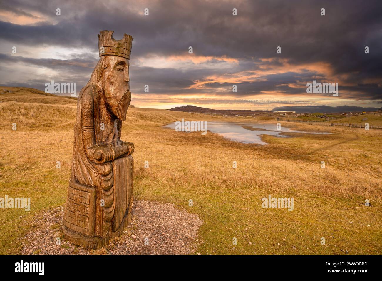 Riesige Chessman-Statue, die auf den Uig Dunes in der Nähe der Fundstelle der Lewis Chessmen steht, Isle of Lewis, Äußere Hebriden, Schottland, Großbritannien Stockfoto