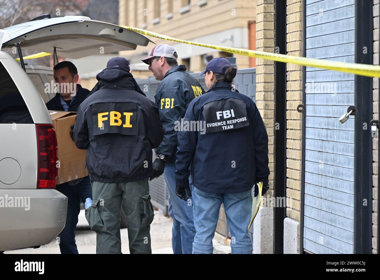 FBI-Agenten versammeln sich am Tatort in einem Lagerhaus, um Beweise nach einem Doppelmord in Mount Vernon zu sammeln. Am Dienstag, den 19. März 2024, fand in der 137 South 5th Avenue in Mount Vernon, New York, ein Raubüberfall und eine Schießerei statt. Eine Person starb am Tatort, und eine andere Person starb in einem örtlichen Krankenhaus. Die örtliche Polizei, das NYPD und das FBI suchen derzeit nach dem bewaffneten Mann. Die Ermittlungen werden am Mittwoch den ganzen Morgen fortgesetzt, damit die Beweisaufnahme durch das FBI ungehindert vonstatten geht Stockfoto