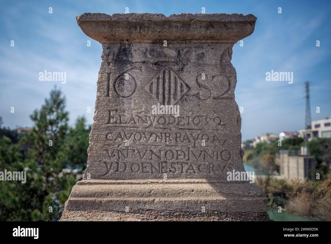 Camino Real Santa Quiteria Brücke über den Fluss Mijares. Ein Blitz aus dem 17. Jahrhundert zerstört das Endkreuz, eine Inschrift auf dem Wellenbrecher. Vila Real Stockfoto