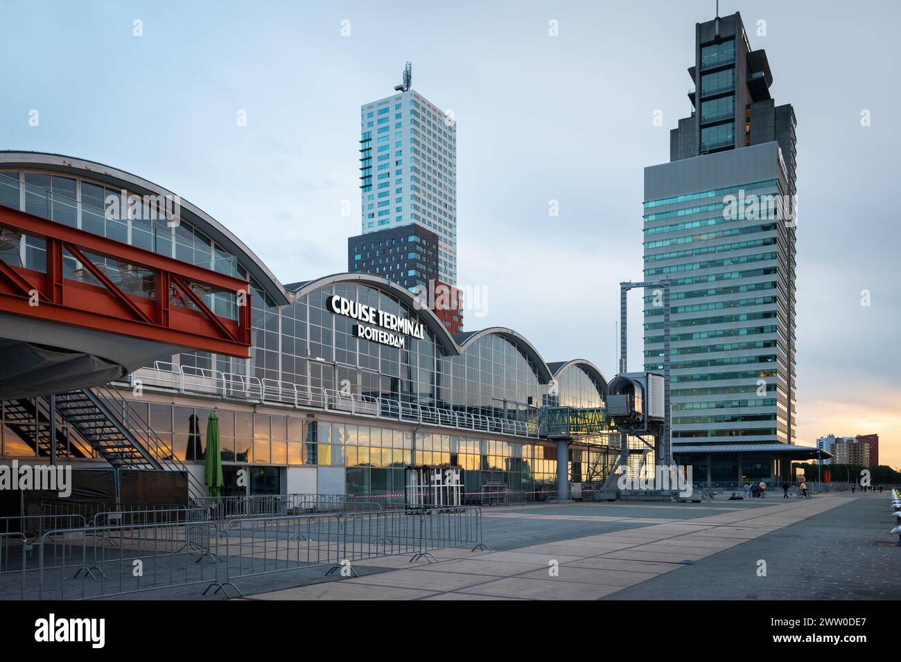 Rotterdam, Niederlande - 18. Juli 2023: Kreuzfahrthafen in Rotterdam bei Sonnenuntergang. Stockfoto