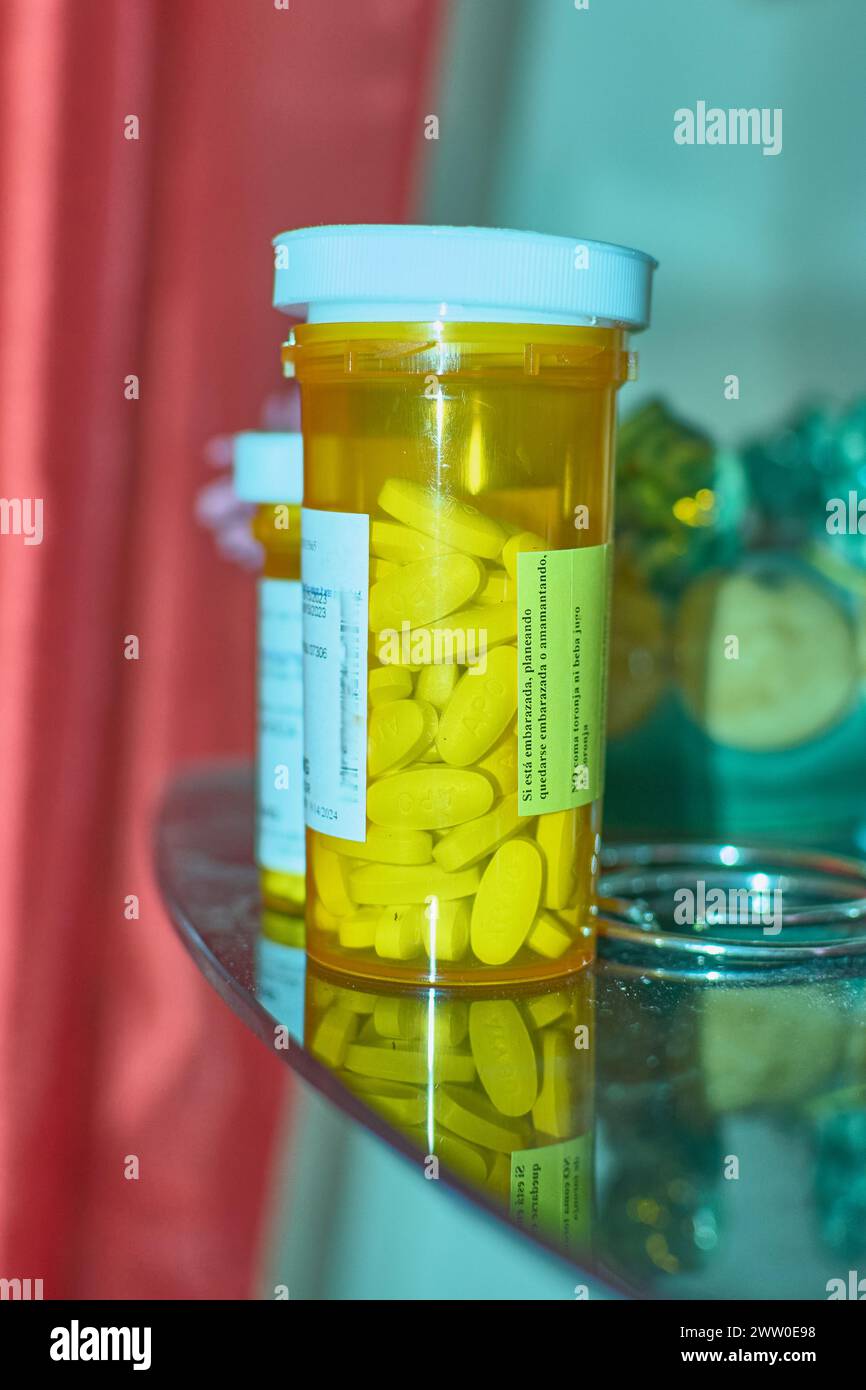Medizin im transparenten Behälter, helles Inneres. Stockfoto