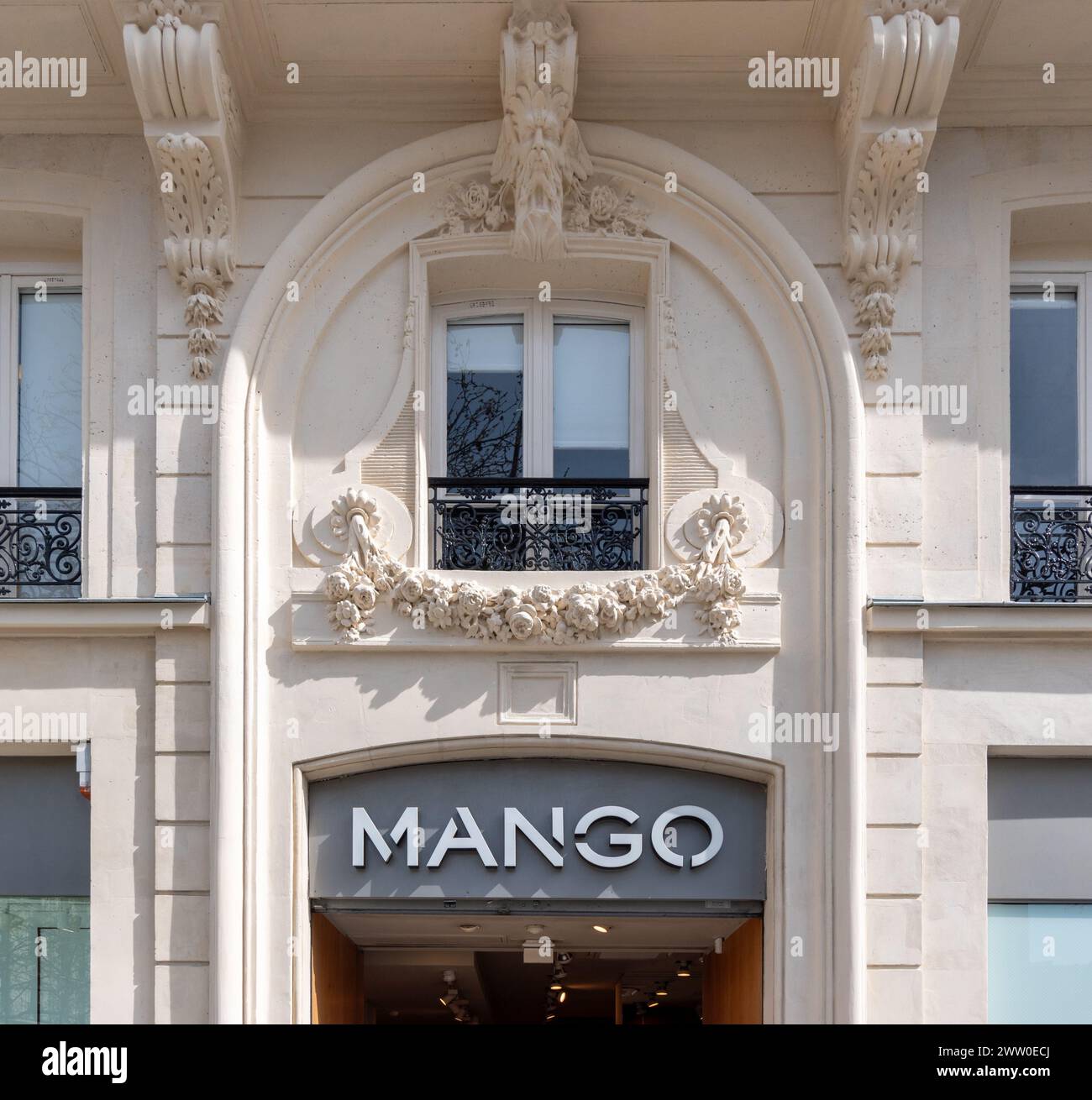 Paris, Frankreich - 03 20 2024 : Fassade des Fertigwarengeschäfts der Marke Mango Stockfoto