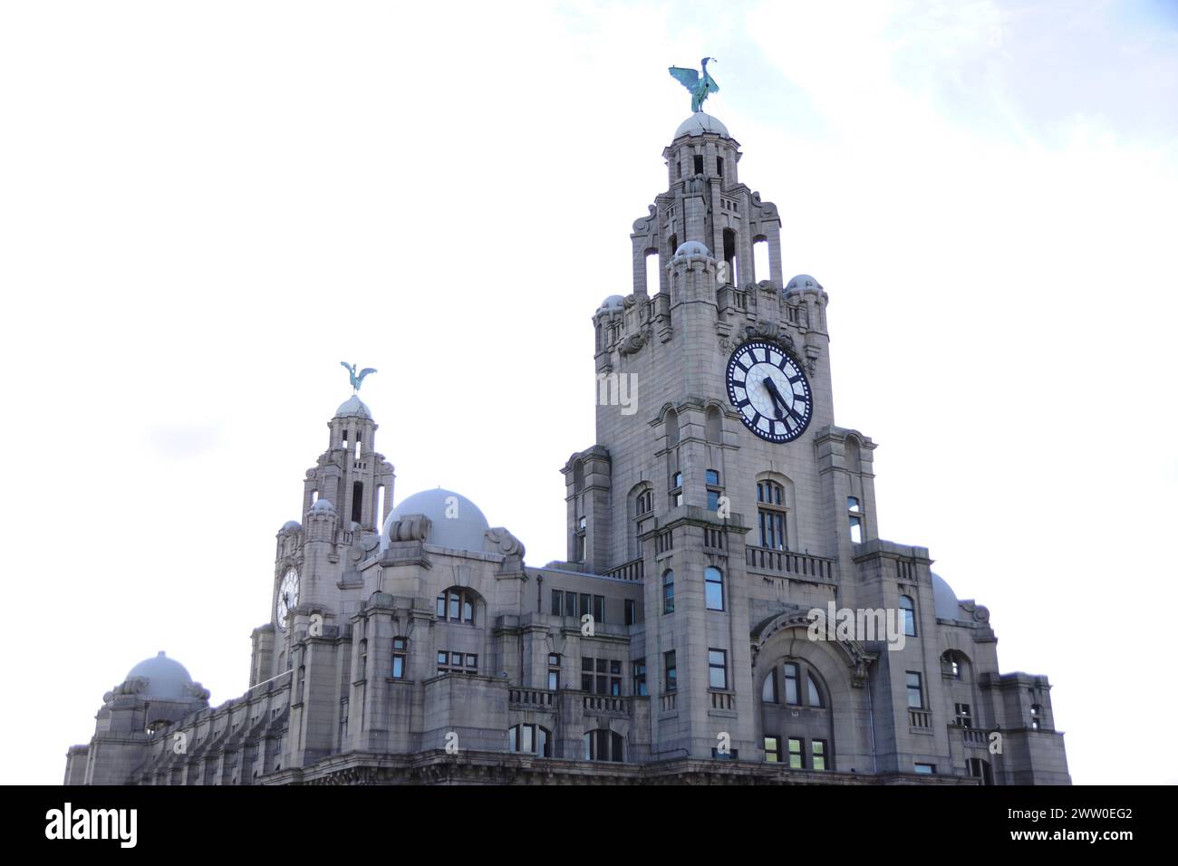 Blick auf das Liver Building, Liver Birds und das erste britische Betongebäude Stockfoto