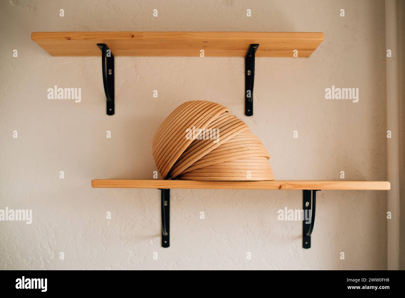 Proofkörbe für Brot auf einem Regal. Hochwertige Fotos Stockfoto