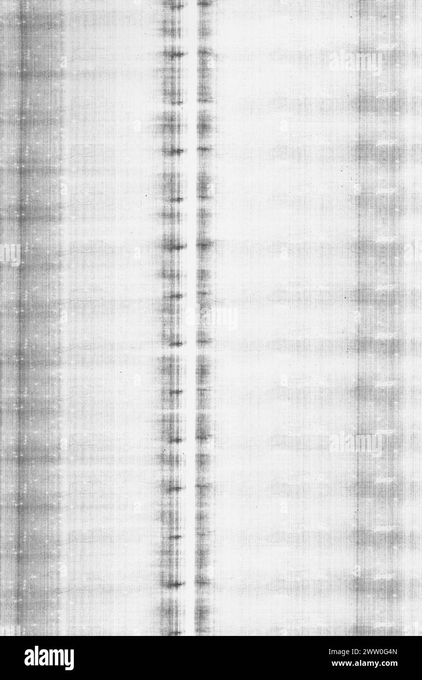 Beispielausdruck eines fehlerhaften Laserdruckers. Schwarz-weiß gestreifter Hintergrund. Stockfoto