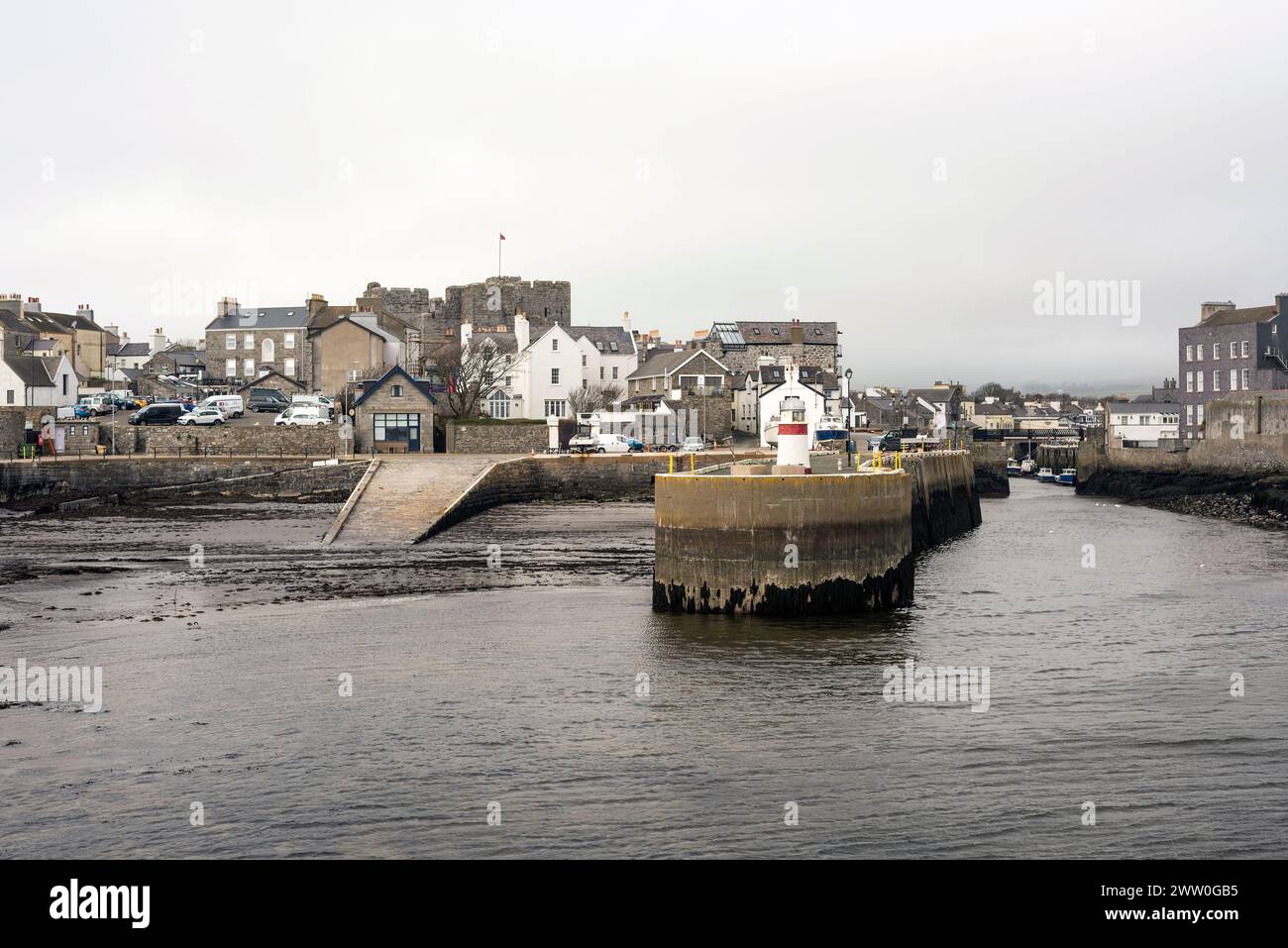 Äußerer Hafen und Mündung des Silverburn River bei Ebbe, Castletown, Isle of man Stockfoto