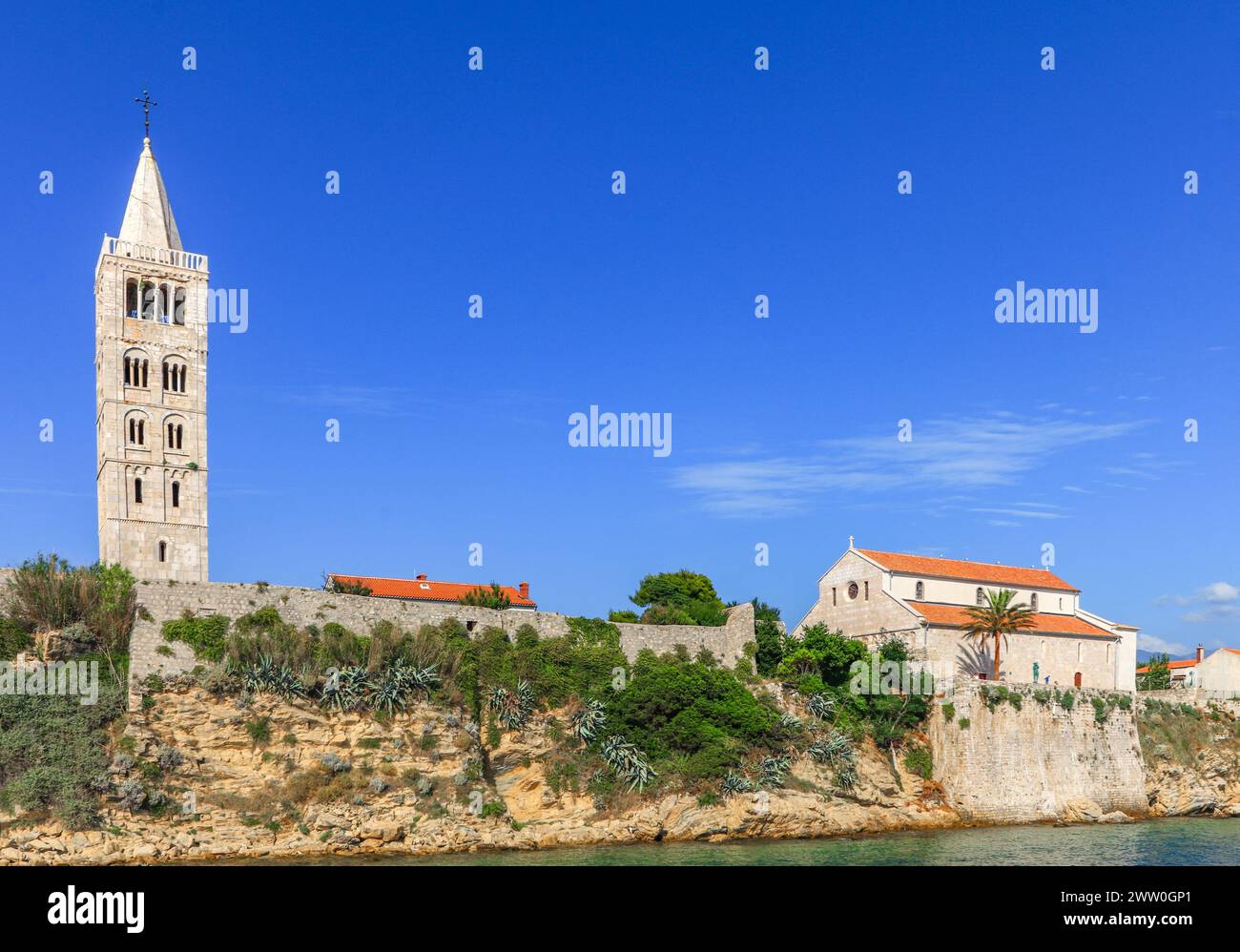 Blick vom Boot über die Altstadt von Rab, historische vier Kirchtürme, Symbol der Stadt Kroatien Stockfoto