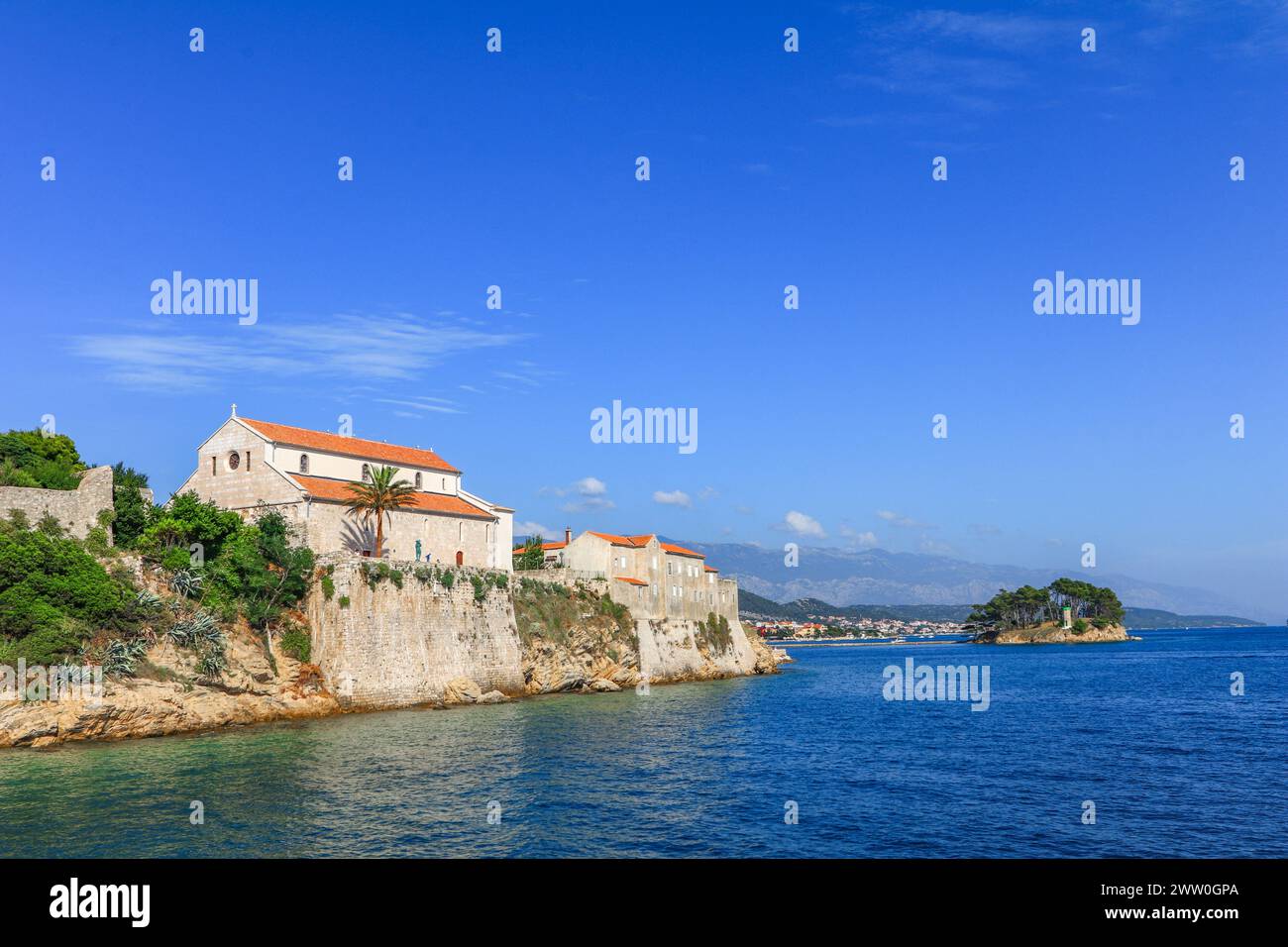 Blick vom Boot über die Altstadt von Rab, historische vier Kirchtürme, Symbol der Stadt Kroatien Stockfoto