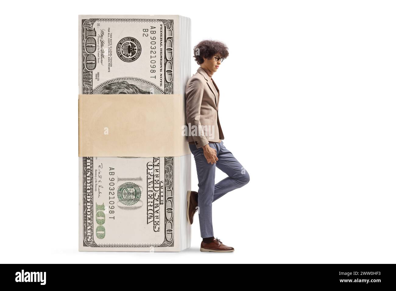 Ernsthafter junger Mann, der sich auf US-Dollar-Banknoten stützt, isoliert auf weißem Hintergrund Stockfoto