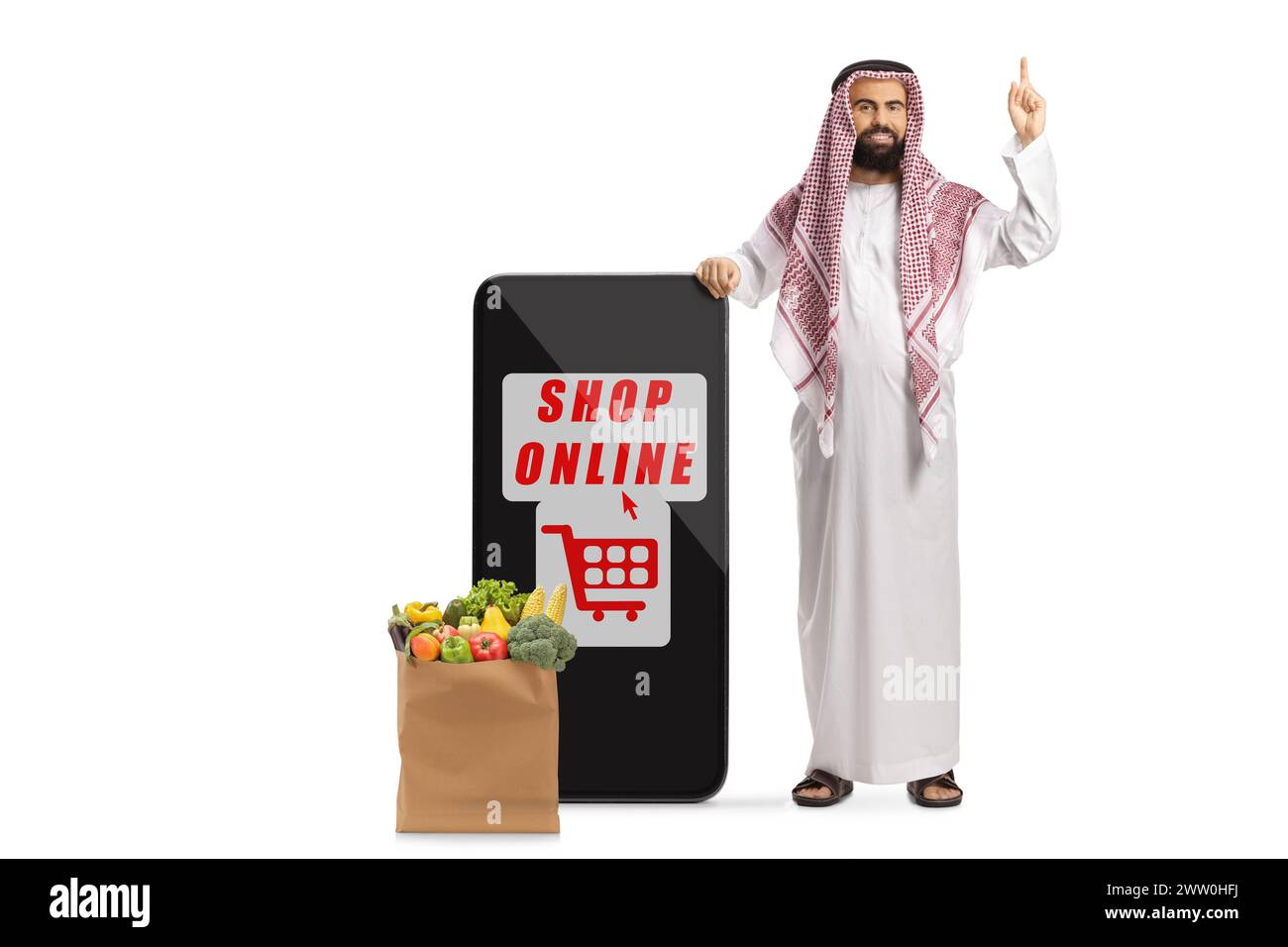 Kaufen Sie online, mobile App auf einem Smartphone und ein sudi arabischer Mann mit einer Einkaufstasche, die auf weißem Hintergrund nach oben zeigt Stockfoto