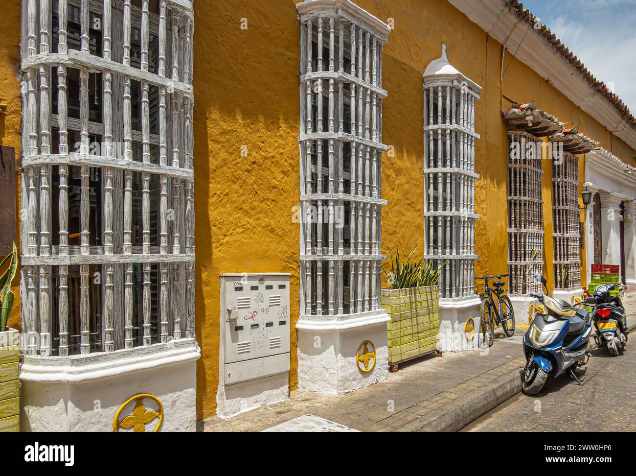 Cartagena, Kolumbien - 25. Juli 2023: Carrera 3, weißer Holzgrill vor den Fenstern entlang Carrera 3, gehört zum Restaurant Cuzco Cocina Peruana. Stockfoto