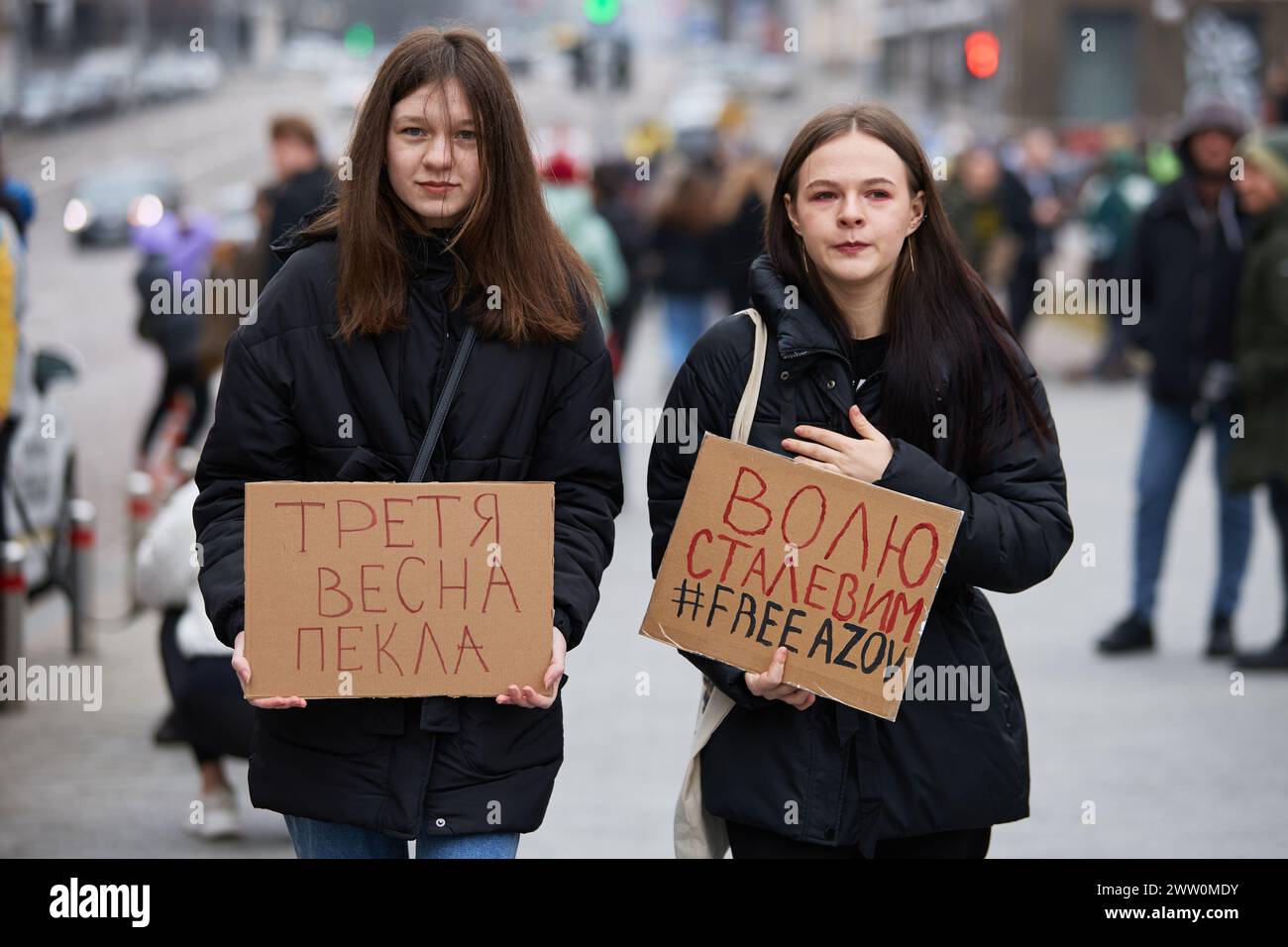 Junge ukrainische Mädchen nehmen an der Demonstration mit den Bannern „Dritter Frühling in Gefangenschaft“ und „Freiheit für das Stahlvolk“ Teil. Kostenloses Asov' in Kiew - 17. März 2024 Stockfoto