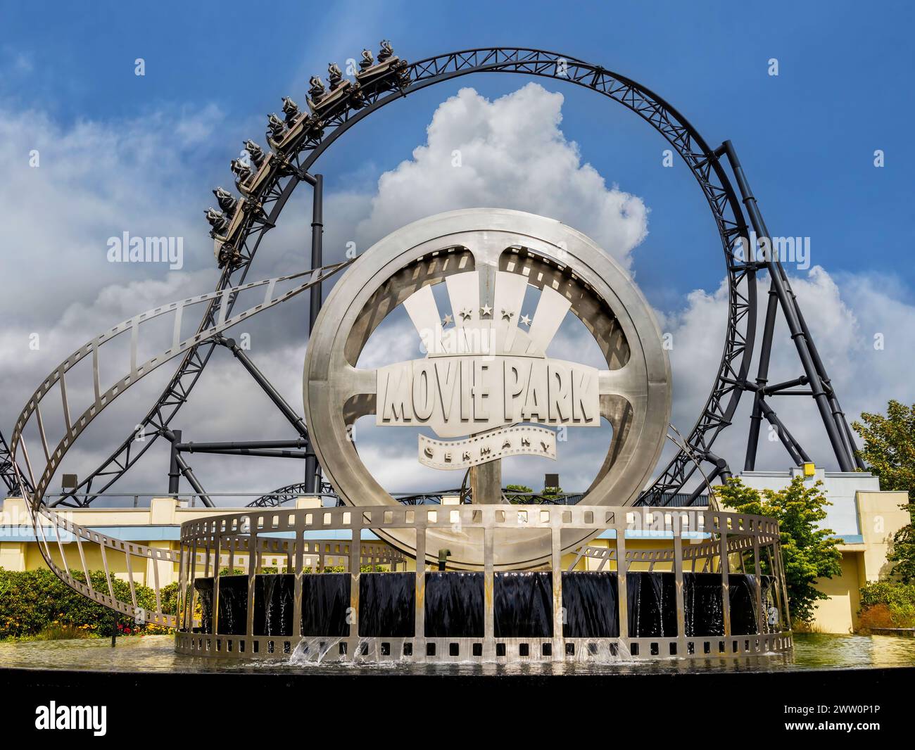 Movie Park Deutschland. August 2023. Der Eingang und die Achterbahn im Movie Park Germany. Freizeitpark und Freizeitattraktion für Familien Stockfoto