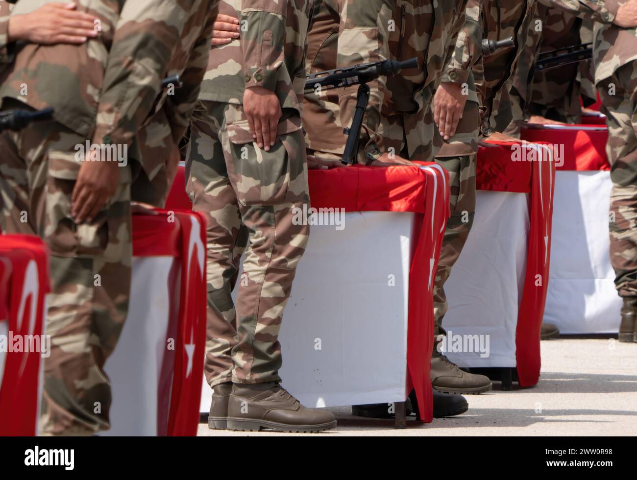 Türkische Soldaten schwören bei der militärischen Vereidigung Stockfoto