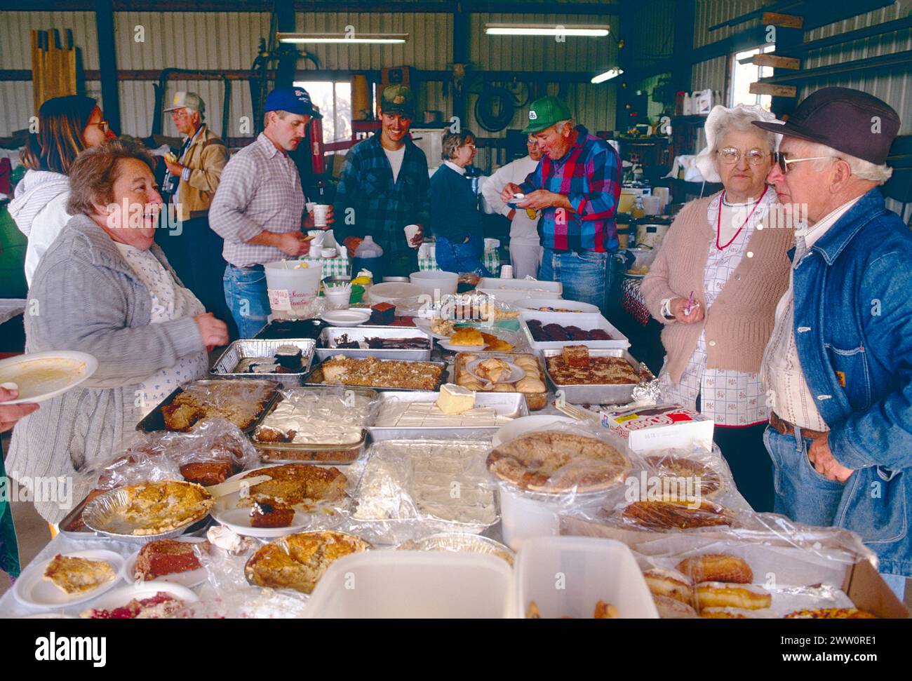 Mennonitische Bauern shre Mittagessen, wo sie Nachbarn in einer traditionellen Scheune helfen; Shoemakersville; Pennsylvania; USA Stockfoto