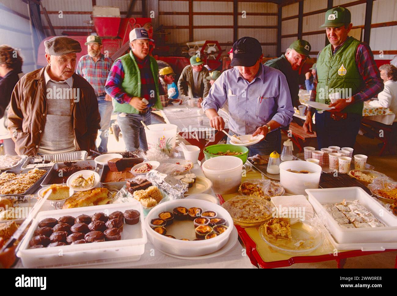 Mennonitische Bauern shre Mittagessen, wo sie Nachbarn in einer traditionellen Scheune helfen; Shoemakersville; Pennsylvania; USA Stockfoto