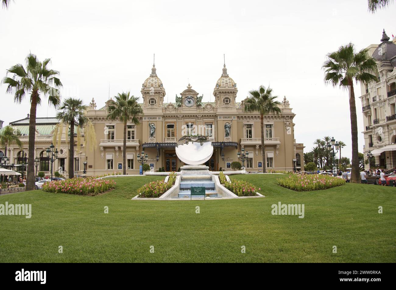 Monte Carlo Casino, Monaco, zeigt die Spiegelkugel und das Wasserspiel mit Brunnen Stockfoto