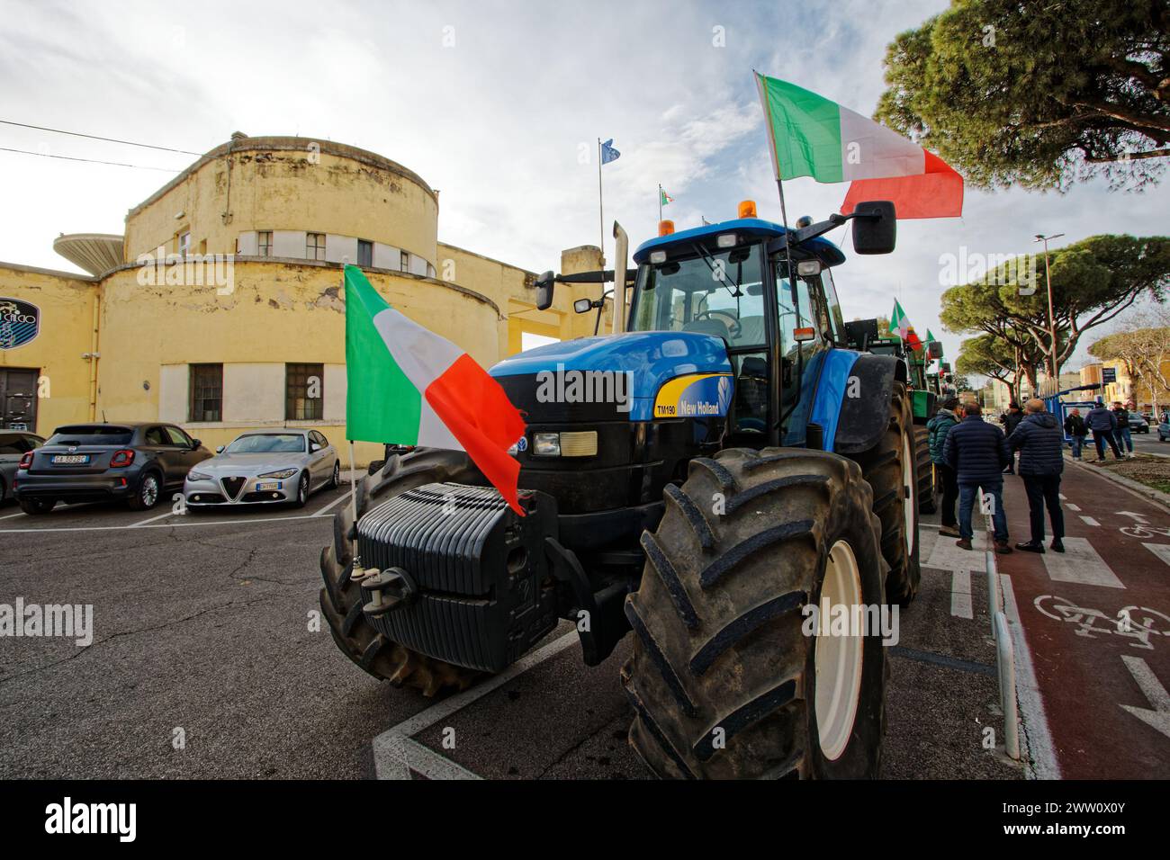 Latina, Italien 29 02 2024: Bauern protestieren mit Traktoren auf den Straßen Europas gegen Politik und Regierungen. Paris Frankreich Brüssel Stockfoto