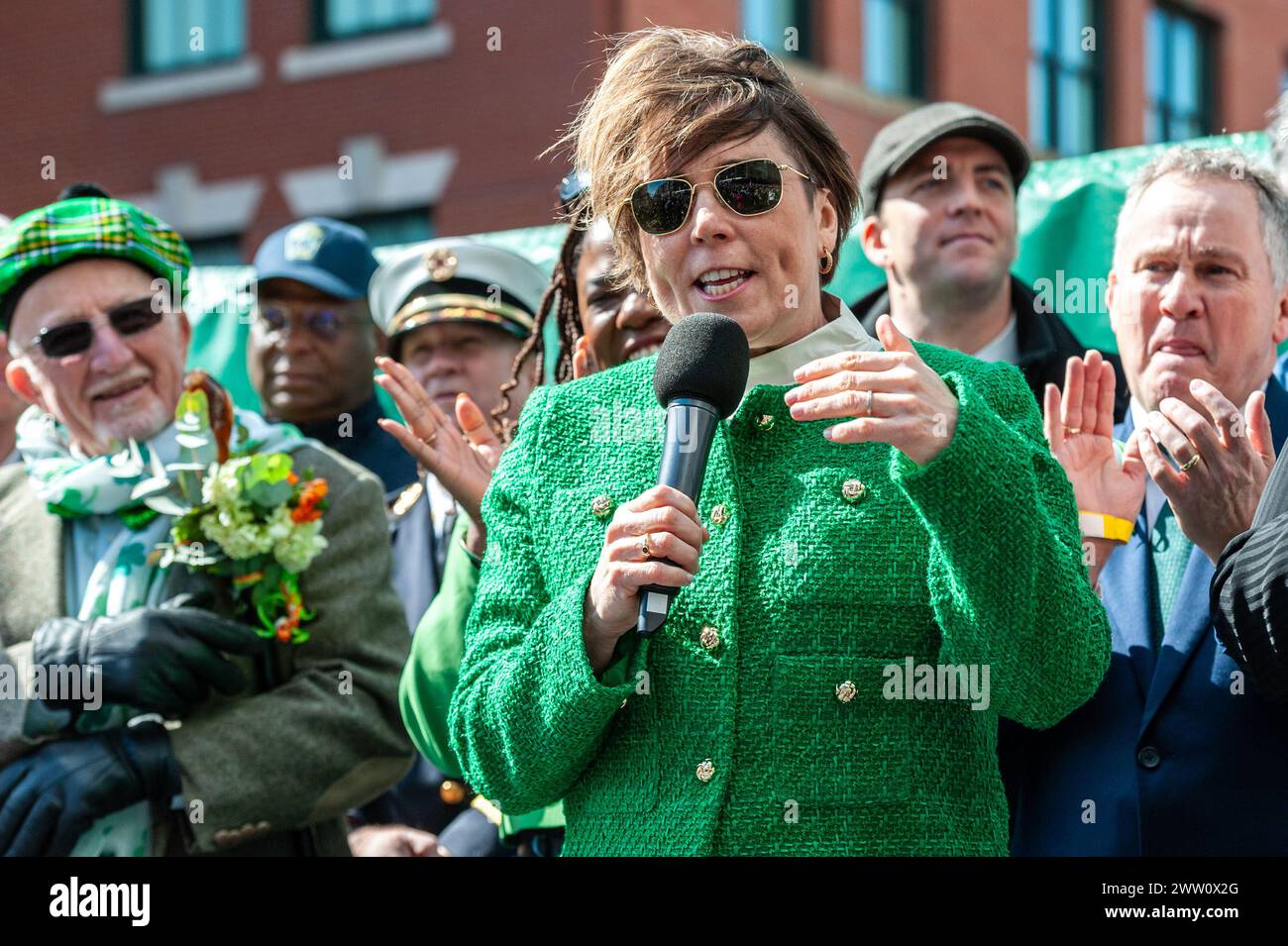 Gouverneur Maura Healey spricht in der 2024 South Boston St. Patrick's Day Parade. Stockfoto