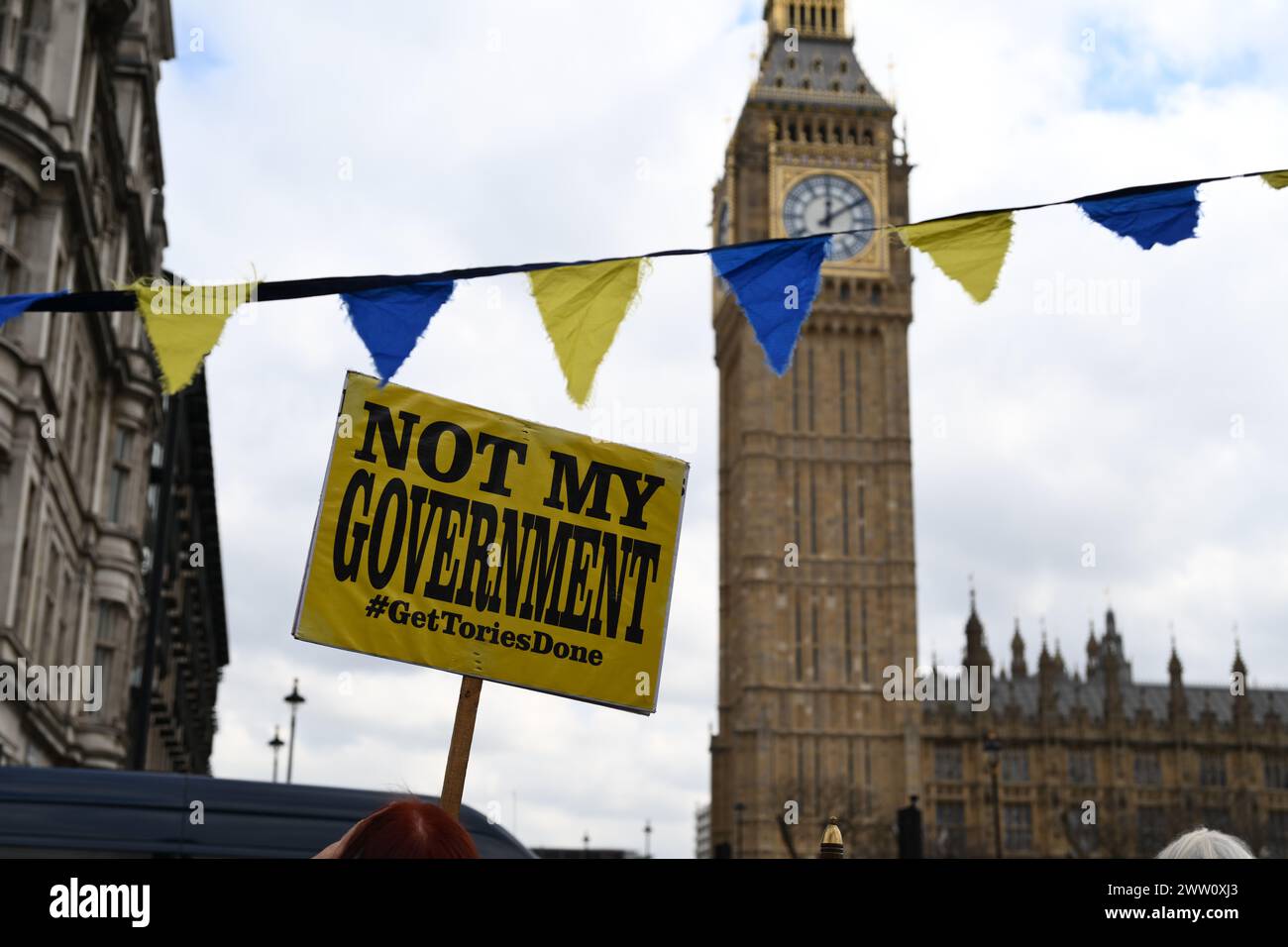 London, England, Großbritannien. März 2024. Anti-Tory-Zeichen, die während eines Anti-Brexit-Protestes vor dem Parlamentsplatz gehalten werden (Credit Image: © Cal Ford/ZUMA Press Wire), NUR REDAKTIONELLE VERWENDUNG! Nicht für kommerzielle ZWECKE! Stockfoto