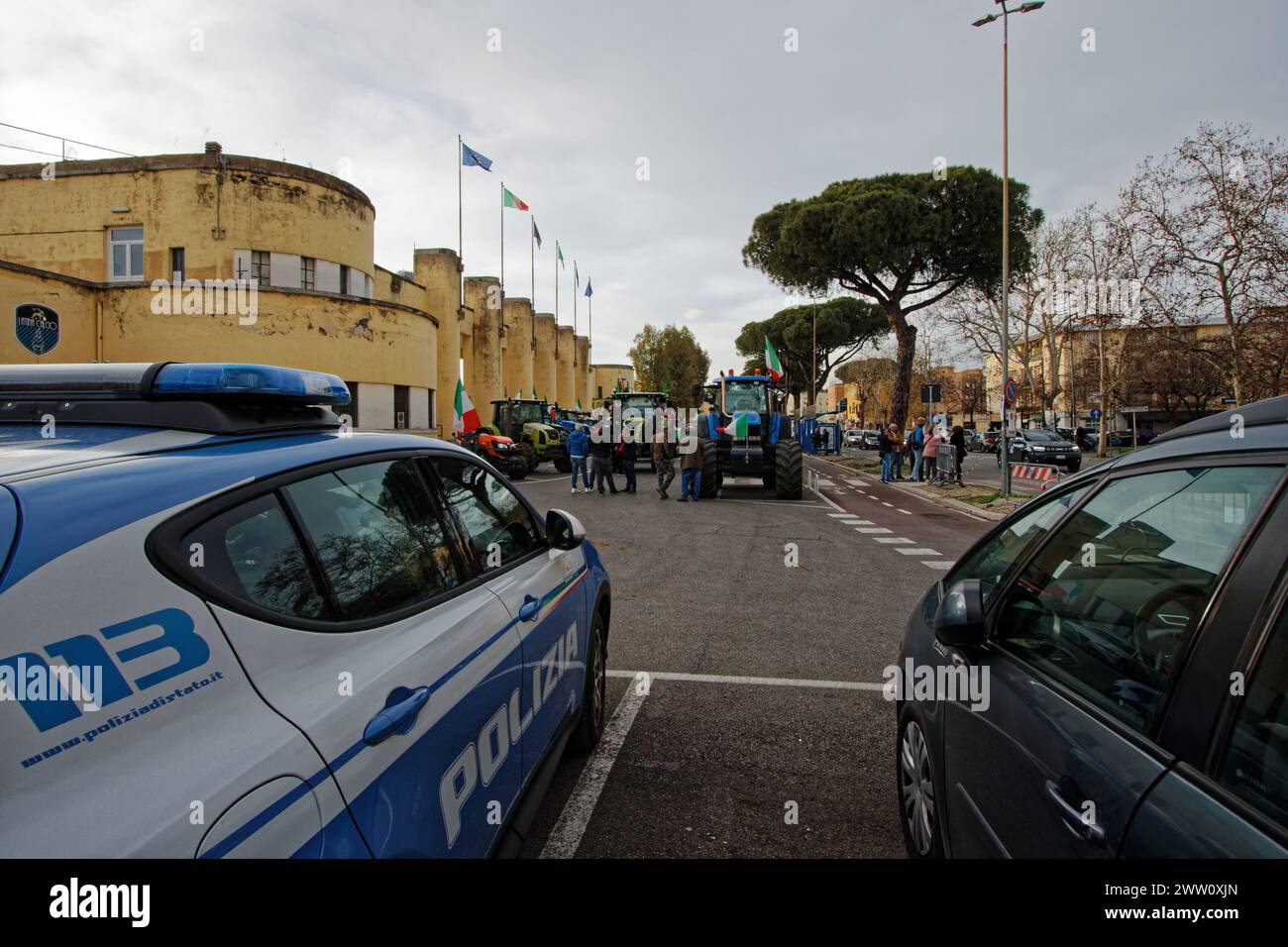 Latina, Italien 29 02 2024: Bauern protestieren mit Traktoren auf den Straßen Europas gegen Politik und Regierungen. Paris Frankreich Brüssel Stockfoto