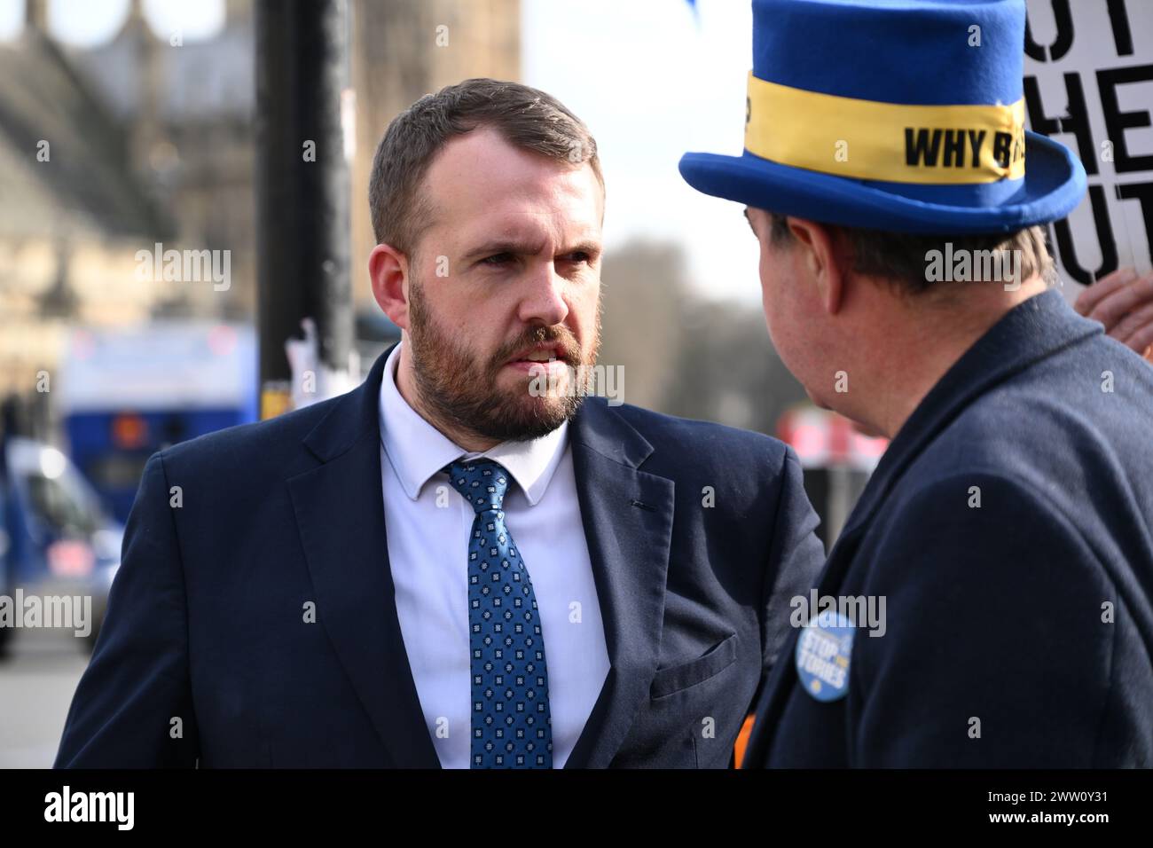 London, England, Großbritannien. März 2024. Der konservative Parlamentsabgeordnete JONATHAN GULLIS sagt dem Anti-Brexit-Aktivist STEVEN BRAY, dass die andauernde Demonstration vor dem Parlament etwas laut sei. (Kreditbild: © Cal Ford/ZUMA Press Wire) NUR REDAKTIONELLE VERWENDUNG! Nicht für kommerzielle ZWECKE! Stockfoto