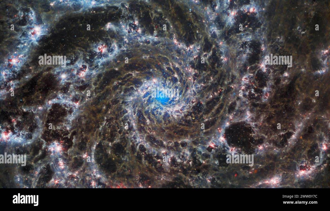 Deep Sky 2023 Deep Sky 2023 dieses Bild des James Webb Space Telescope der NASA/ESA/CSA zeigt das Herz der M74, auch bekannt als Phantom Galaxy. Webbs scharfe Sicht hat empfindliche Gas- und Staubfäden in den grandiosen Spiralarmen sichtbar gemacht, die sich von der Bildmitte nach außen winden. Ein Mangel an Gas in der Kernregion bietet auch einen unverdeckten Blick auf den Kernsternhaufen im Zentrum der Galaxie. M74 ist eine spezielle Klasse der Spiralgalaxie, die als große Spiralspirale bekannt ist, was bedeutet, dass ihre Spiralarme deutlich und klar definiert sind, im Gegensatz zu der lückenhaften und zerfetzten Struktur, die ich sehe Stockfoto