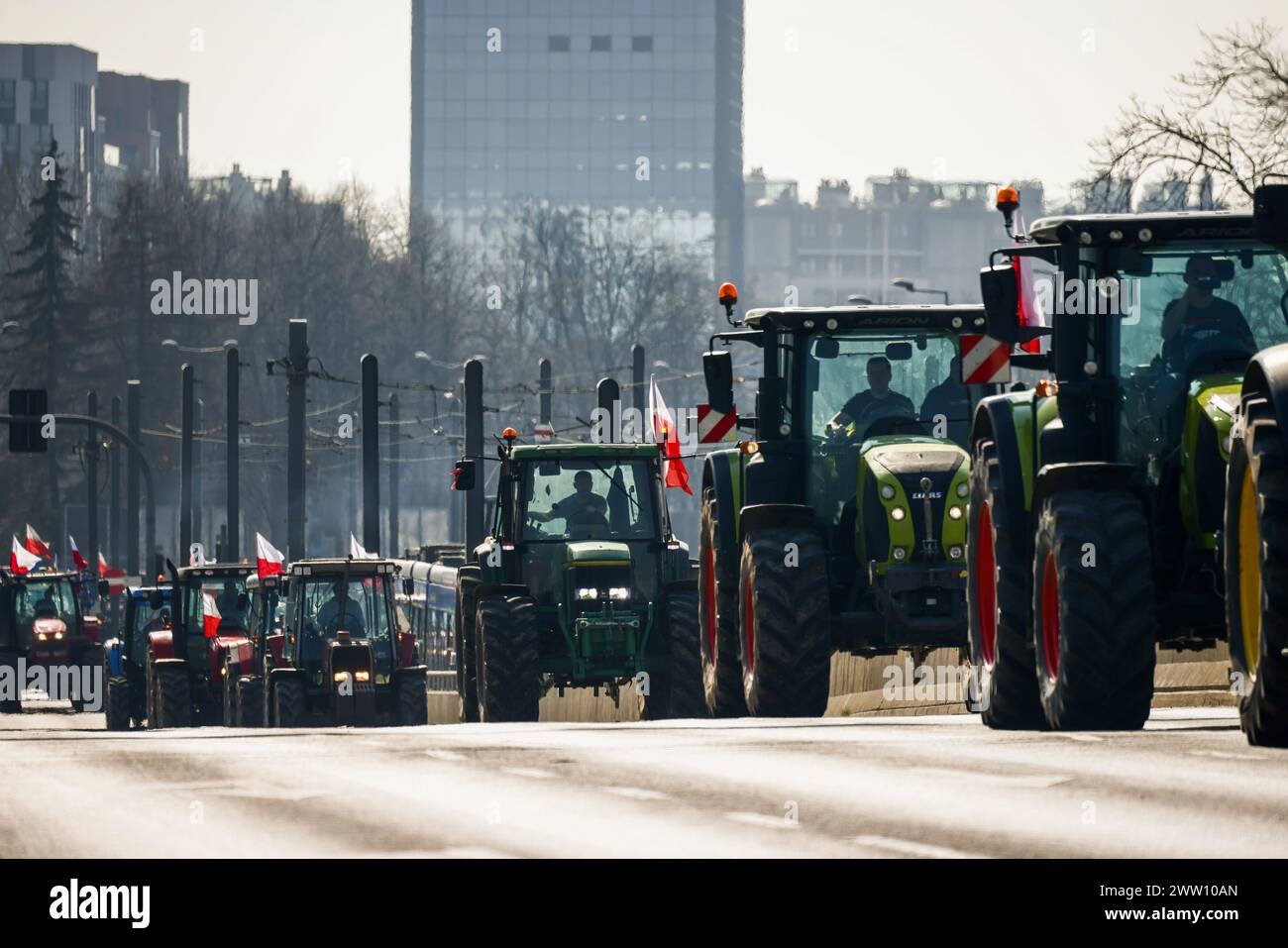 Krakau, Polen. März 2024. Landwirte fahren Traktoren in die Stadt, während sie landesweit gegen die EU-Klimapolitik und billige ukrainische Agrarprodukte protestieren. Krakau. Polnische Bauern demonstrieren im ganzen Land, halten Blockaden ab und verlangsamen den Verkehr in den größten Städten. (Kreditbild: © Beata Zawrzel/ZUMA Press Wire) NUR REDAKTIONELLE VERWENDUNG! Nicht für kommerzielle ZWECKE! Stockfoto