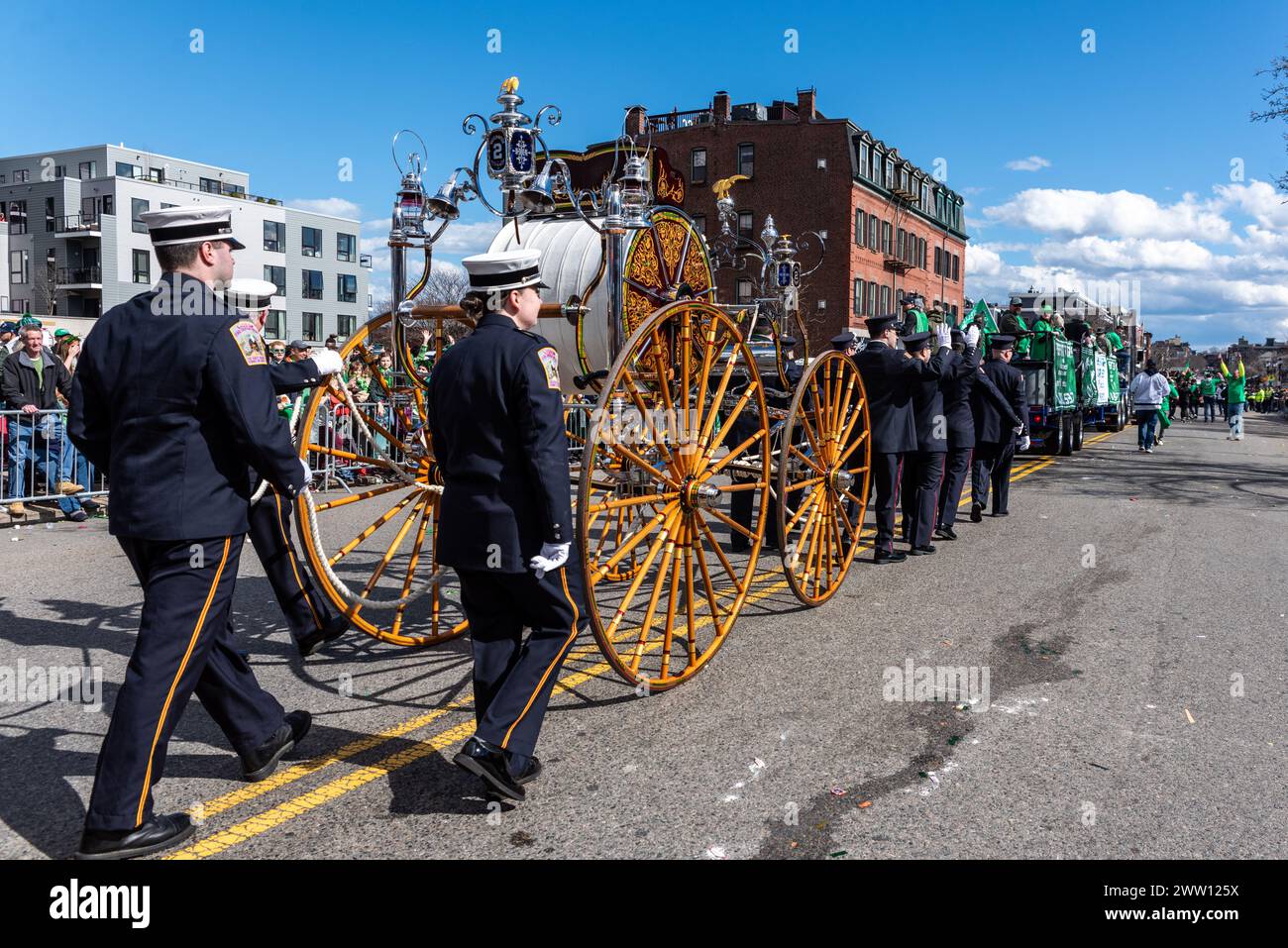 Lissabon CT Fire Department mit der Water Witch Schlauch Company Nr. 2 bei der South Boston Allied war Veterans' South Boston Saint Patrick's Day Parade. Stockfoto