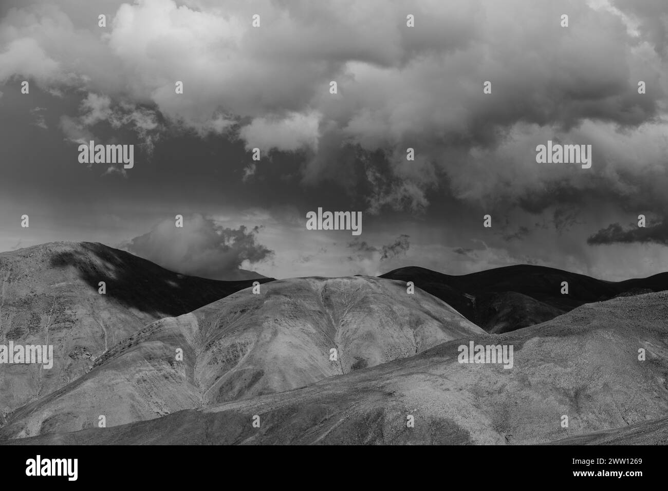 Schwarz-Weiß-Berglandschaft unter Gewitterwolken nahe Tilcara, Provinz Jujuy, Nordwestargentinien. Stockfoto