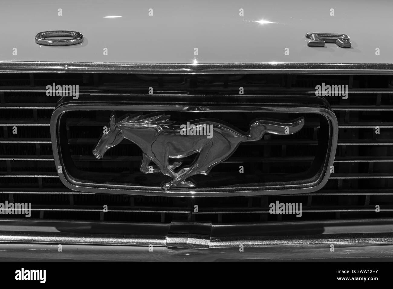 Sparkford.Somerset.Vereinigtes Königreich.7. Januar 2024.Nahaufnahme des Mustang-Abzeichens auf einem 1966er Ford Mustang im Haynes Motor Museum in Somerset Stockfoto