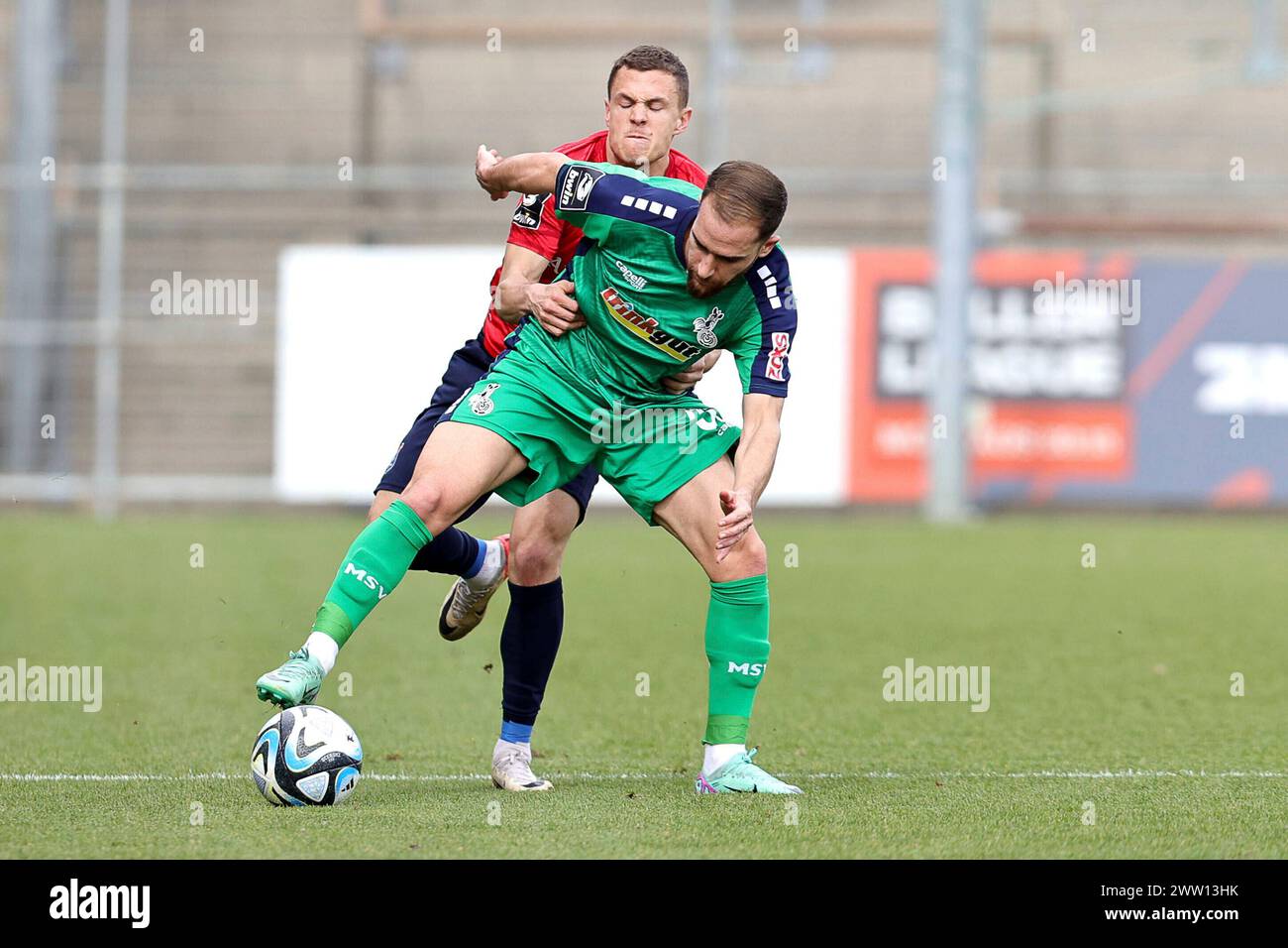 Unterhaching, Deutschland. März 2024. firo: 10.03.2024, Fußball, 3. Liga, 3. Bundesliga, Saison 2023/2024, 29. Spieltag SpVgg Unterhaching - MSV Duisburg 1:0. Sebastian Maier, SpVgg Unterhaching, Haching, Ahmet Engin, MSV Duisburg, MSV, Duisburg, Vollfigur, Duelle, Credit: dpa/Alamy Live News Stockfoto