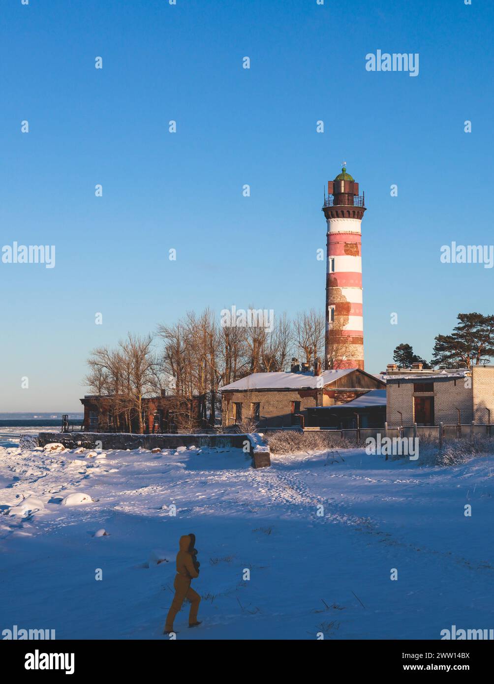 Schneebedeckter Blick auf den Shepelevsky-Leuchtturm, den Golf von Finnland, die Region Leningrad Oblast, Russland, den sonnigen Wintertag mit blauem Himmel, Leuchttürme und Leuchtfeuer von Rus Stockfoto