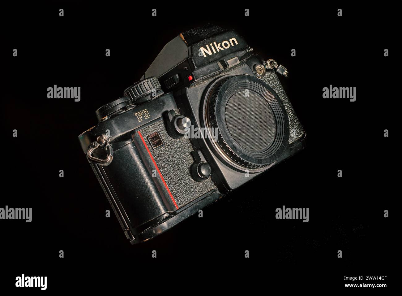 Eine Nikon F3-Spiegelreflexkamera mit Einobjektiv ist auf diesem Foto zu sehen, das am 20. März 2024 in Warschau, Polen, aufgenommen wurde. Stockfoto