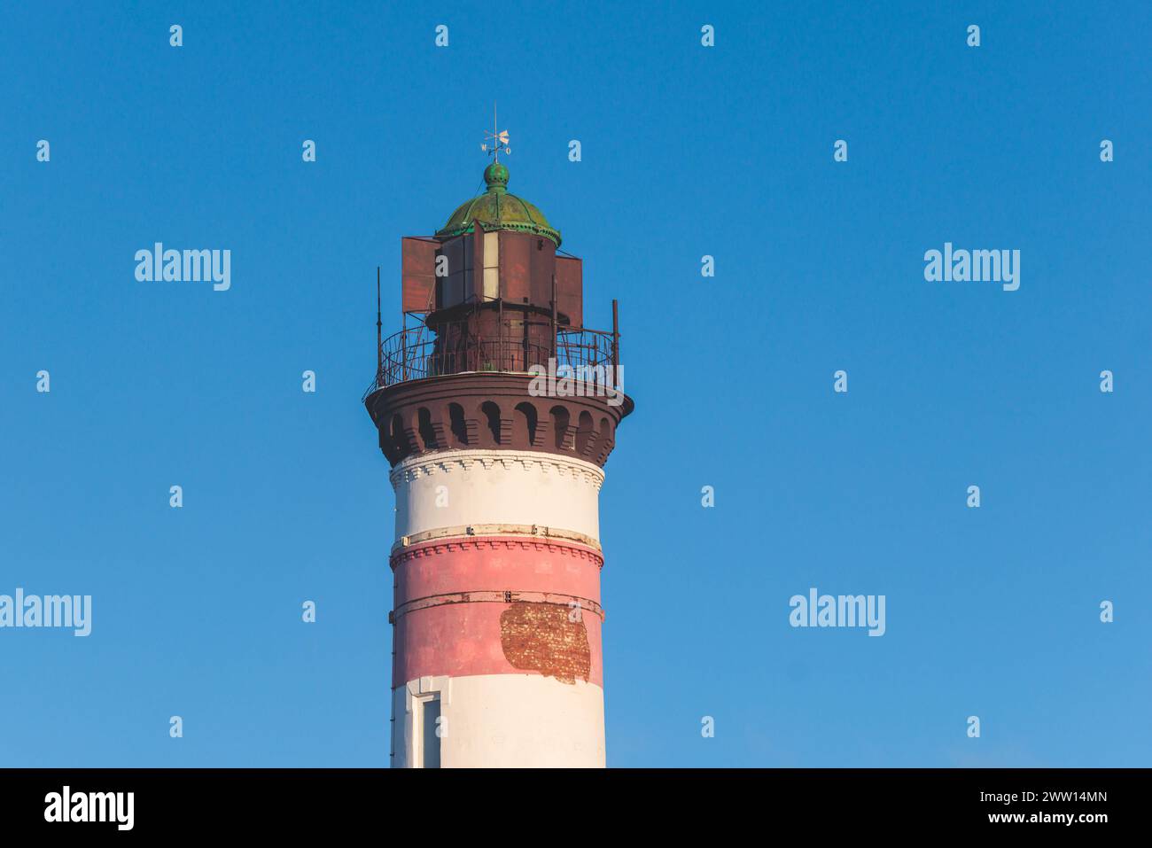 Schneebedeckter Blick auf den Shepelevsky-Leuchtturm, den Golf von Finnland, die Region Leningrad Oblast, Russland, den sonnigen Wintertag mit blauem Himmel, Leuchttürme und Leuchtfeuer von Rus Stockfoto