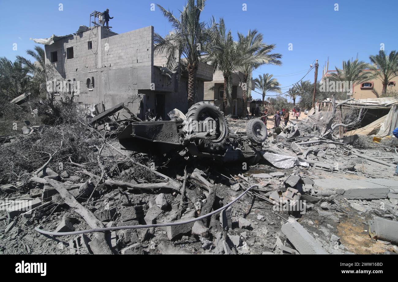 Gaza. März 2024. Ein umgekipptes Fahrzeug wird nach einem israelischen Luftangriff am 20. März 2024 in Rafah im südlichen Gazastreifen gesehen. Die Zahl der palästinensischen Todesopfer durch die laufenden israelischen Angriffe im Gazastreifen ist auf 31.923 gestiegen, wobei 74.096 weitere verletzt wurden, sagte das Gesundheitsministerium der Hamas am Mittwoch. Quelle: Khaled Omar/Xinhua/Alamy Live News Stockfoto