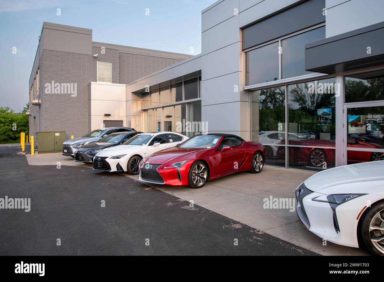 Maplewood, Minnesota. Lexus Händlerbetrieb zeigt eine Reihe neuer Fahrzeuge. Stockfoto