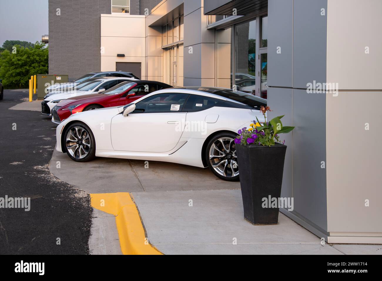 Maplewood, Minnesota. Lexus Händlerbetrieb zeigt eine Reihe neuer Fahrzeuge. Stockfoto