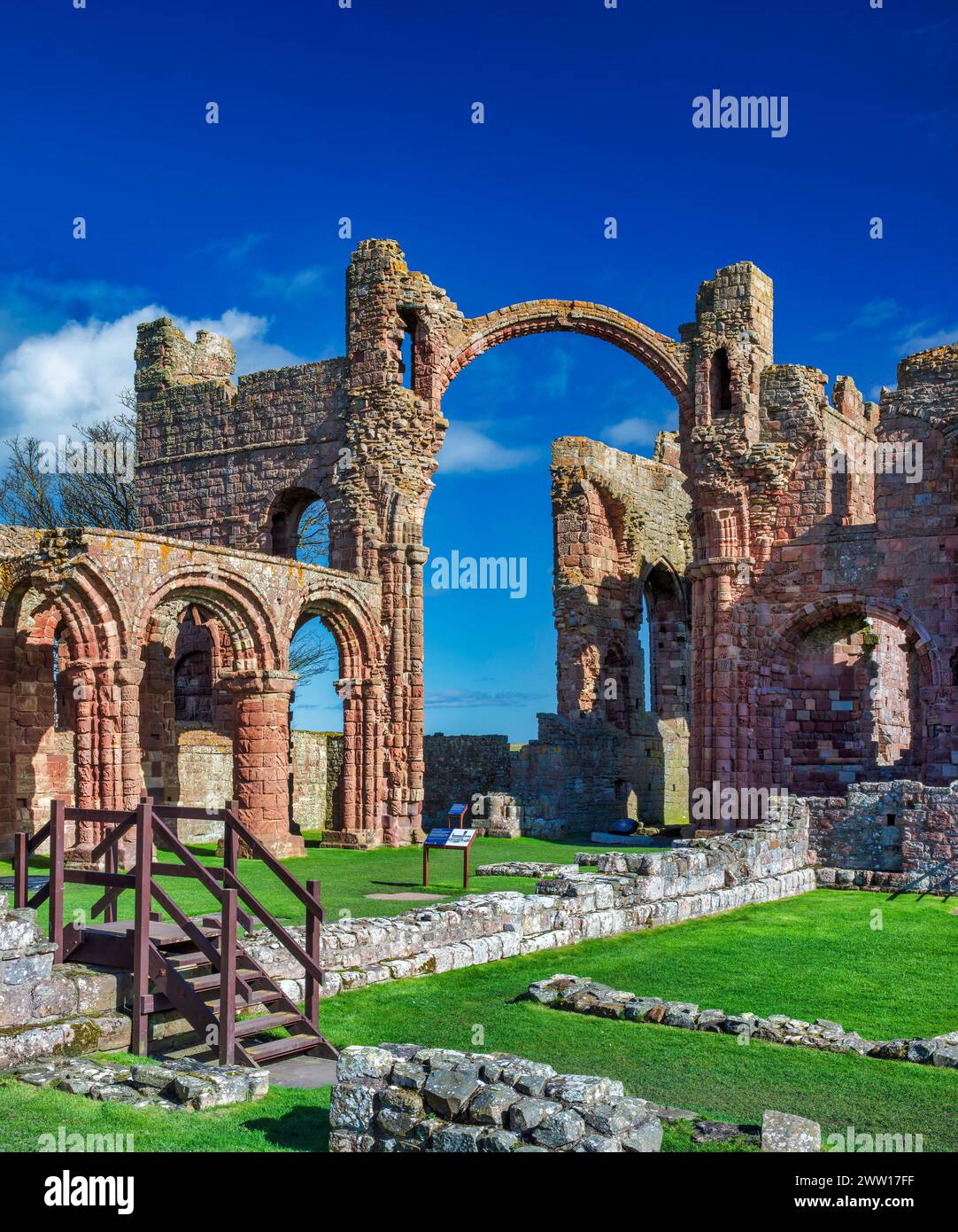 Ein Tagesblick bei Sonnenschein auf die Priory Lindisfarne auf der Heiligen Insel Lindisfarne in Northumberland, England, Großbritannien Stockfoto