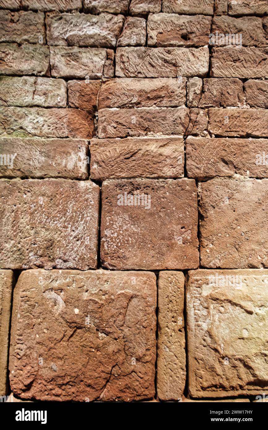 Authentische rötlich-braune Steinmauer mit verschiedenen Steingrößen für Ihren Garten, Deutschland Stockfoto