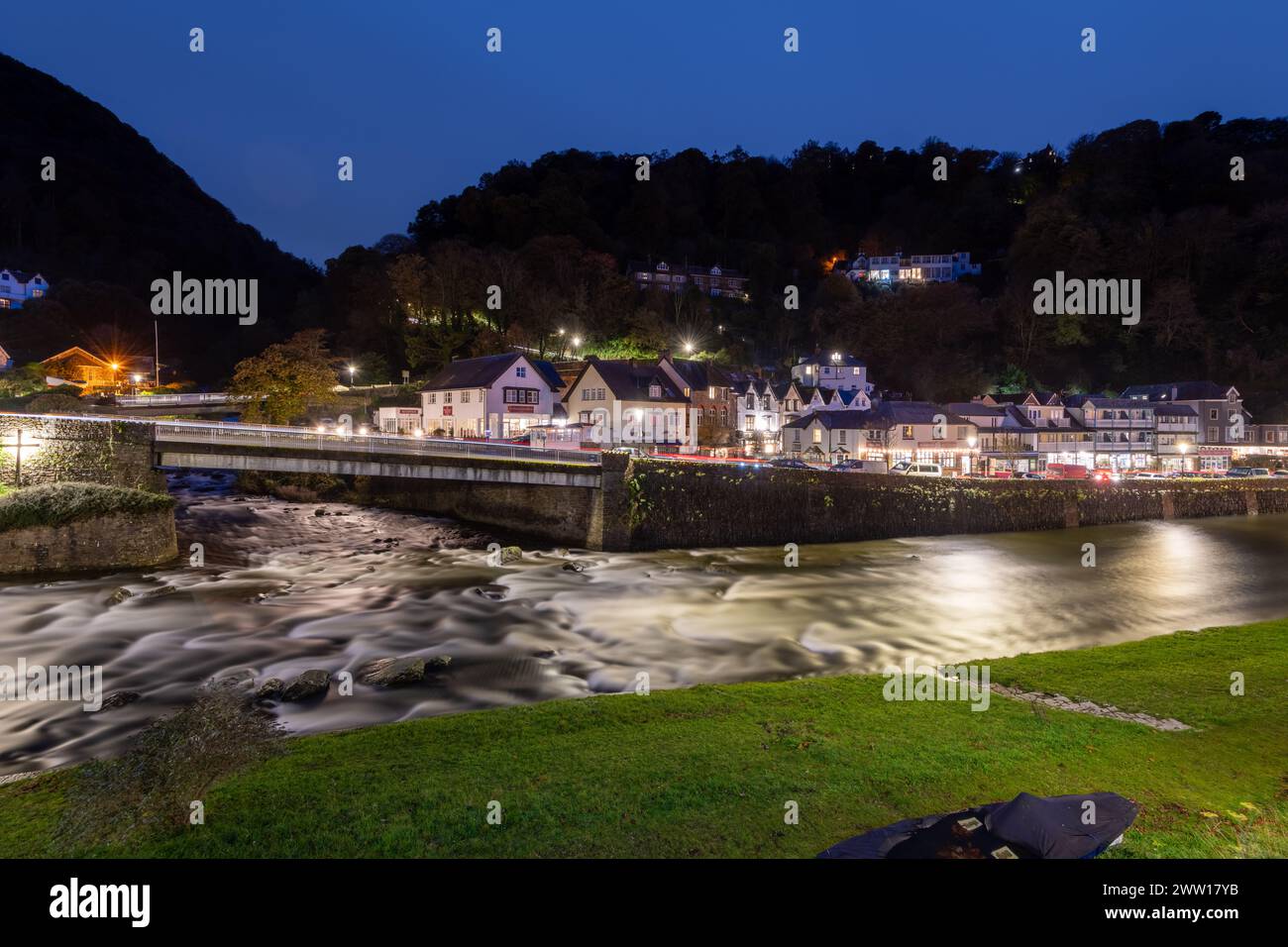 Lange Exposition des East und West Lyn Flusses, der nachts in Lynmouth mündet Stockfoto