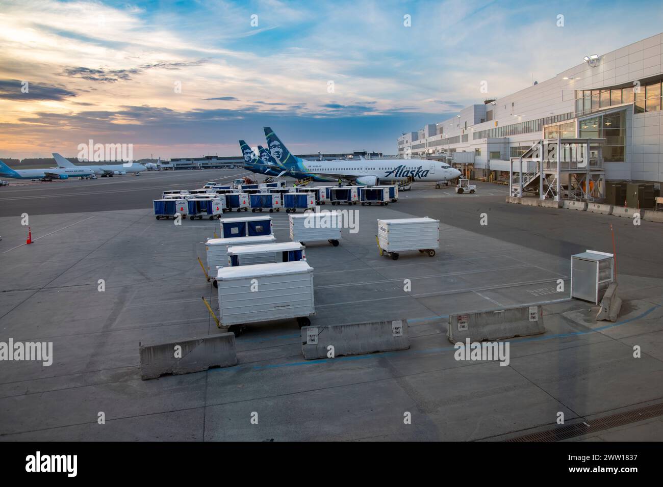 Anchorage, Alaska. Alaska-Fluggesellschaften im Laderaum des internationalen Flughafens Ted Stevens Anchorage; Stockfoto