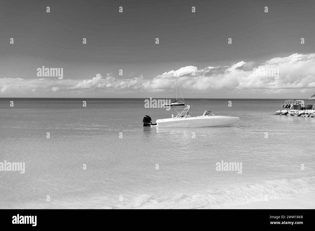 Sommerurlaub Yachttour an der karibischen Küste. Foto eines Sommerurlaubs mit der Yacht am Strand. Stockfoto