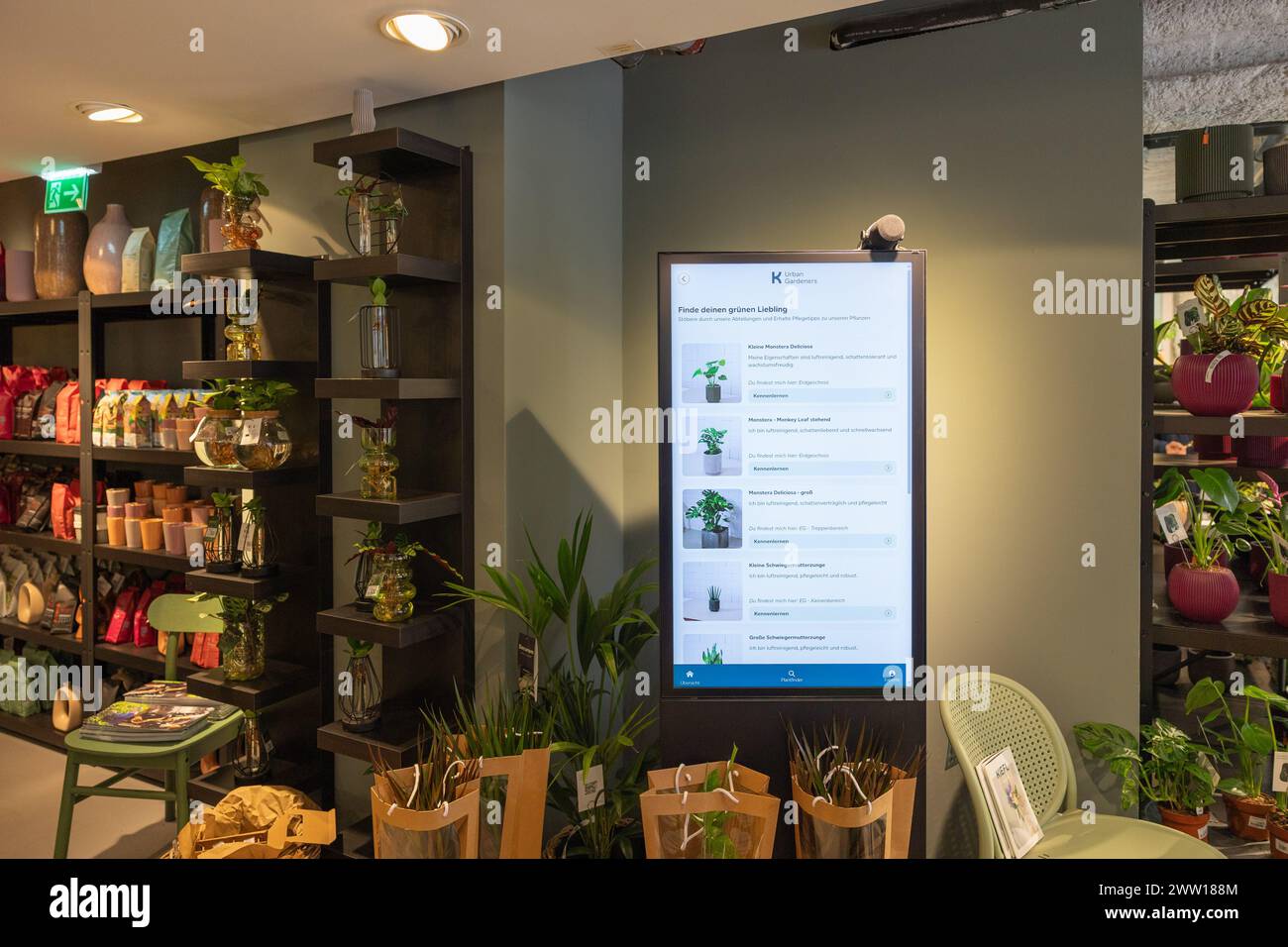 München, Deutschland. März 2024. Interaktiver Raumplaner bei der Eröffnung des Future Retail Store Urban Gardeners by Kiefl in der Stadthalle München am 20. März 2024. (Foto: Alexander Pohl/SIPA USA) Credit: SIPA USA/Alamy Live News Stockfoto